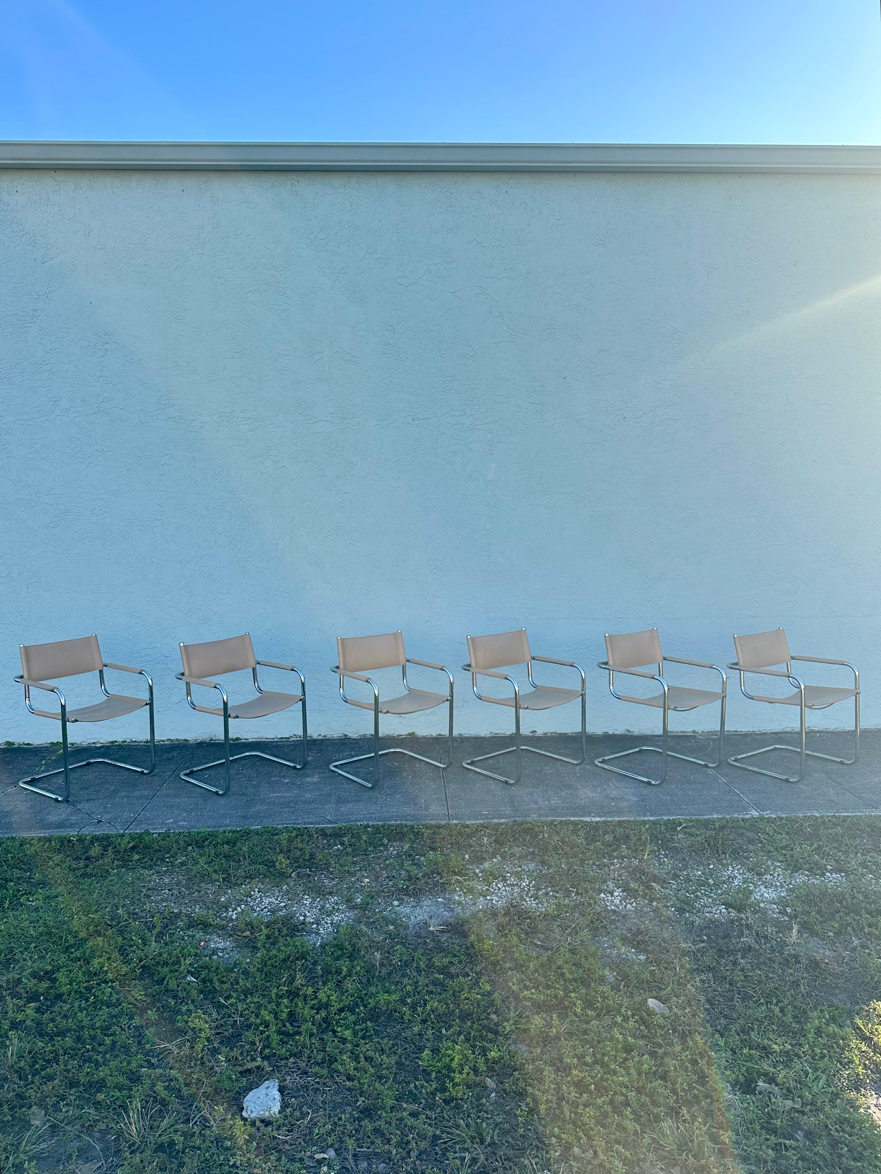 Un conjunto modernista de 6 sillas cromadas de acero tubular y piel de silla de montar beige, estilo Marcel Breuer. Estilizadas, elegantes y atemporales, este conjunto da un toque muy chic a cualquier mesa de comedor. 