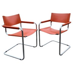 Pareja de sillas auxiliares de cuero y cromo estilo Marcel Breuer