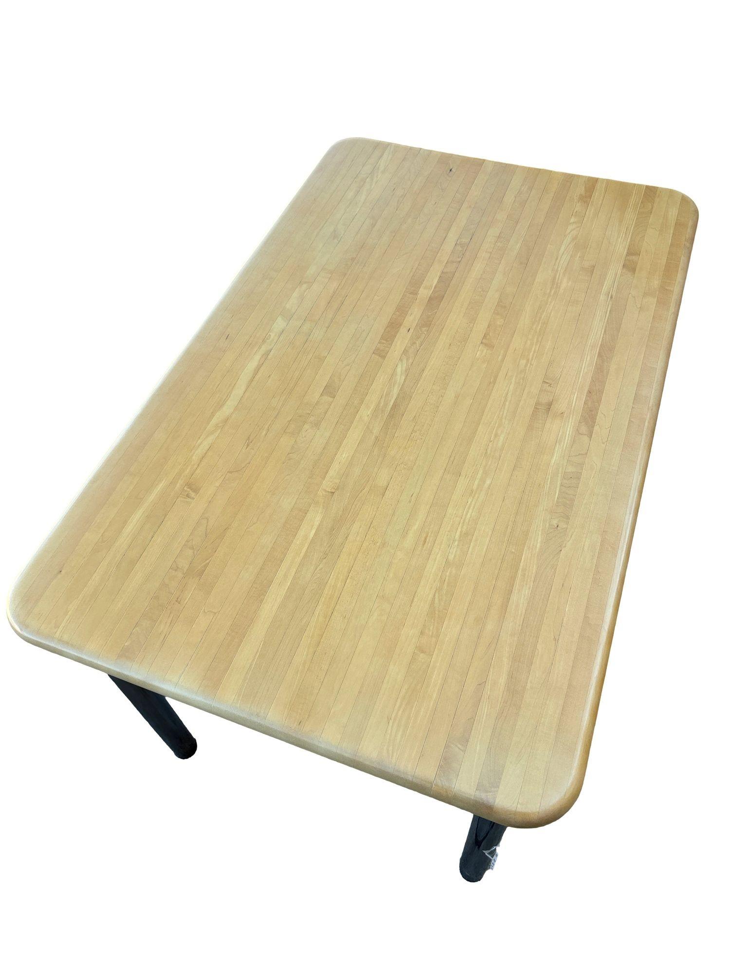 Italiano Tavolo da pranzo in legno biondo e cromo di metà secolo in stile Marcel Breuer in vendita