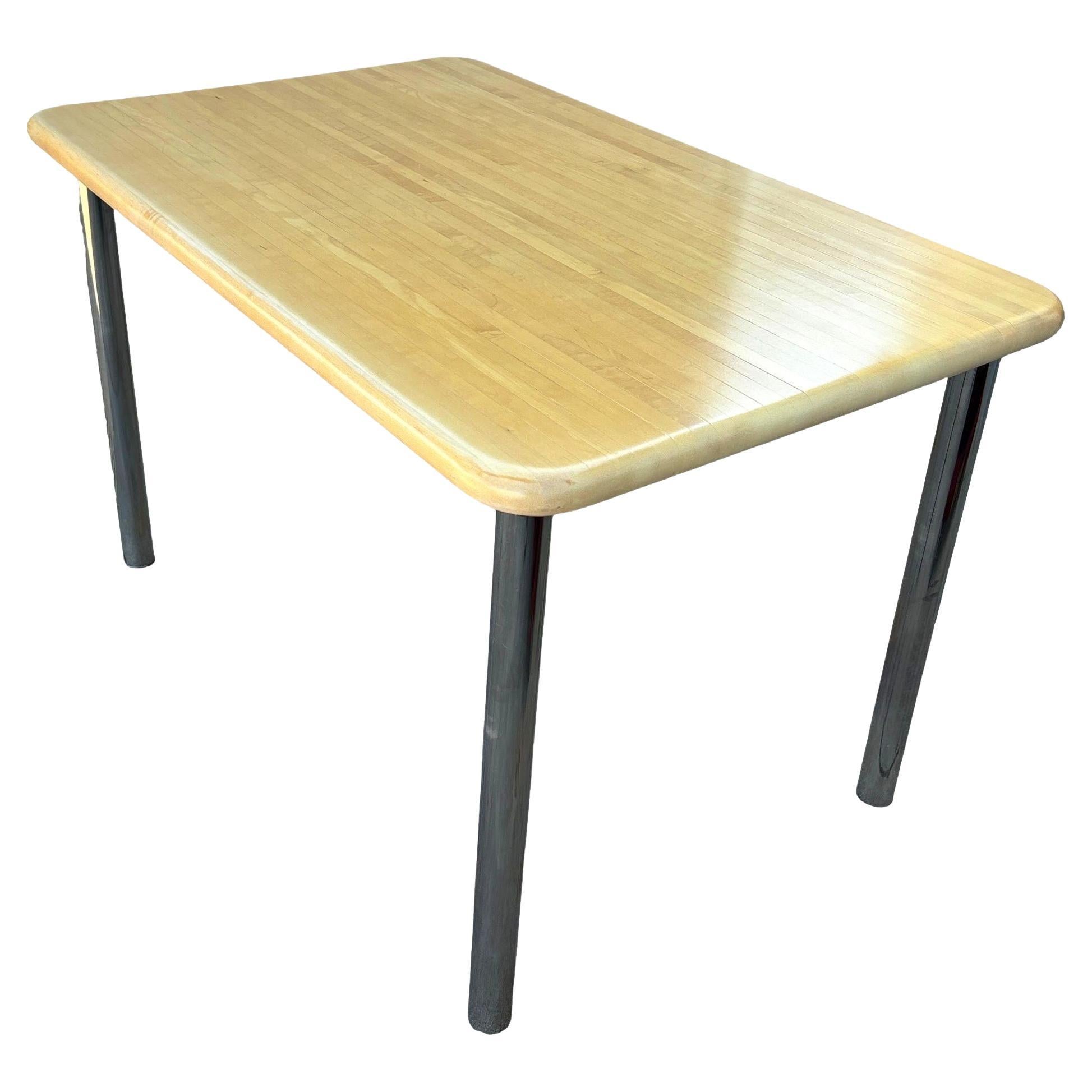 Tavolo da pranzo in legno biondo e cromo di metà secolo in stile Marcel Breuer in vendita