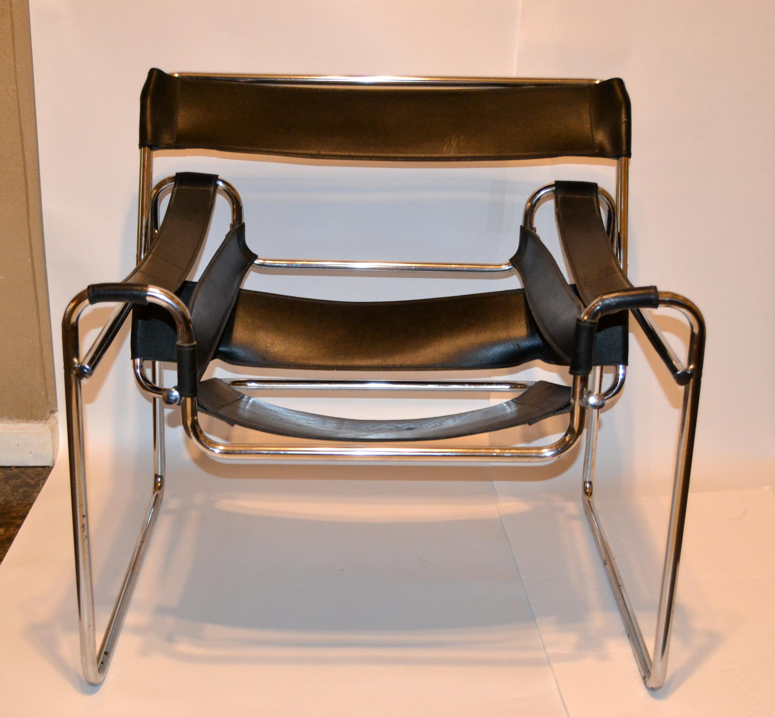 Italian black Leather Strap Lounge Chair in chromed steel styled after the famous Marcel Breuer for Gavina sculptural tubular frame Wassily Chair.
This Mid-Century Modern Accent Chair is made in circa 1970 in Italy.
Unmarked.
In fair vintage