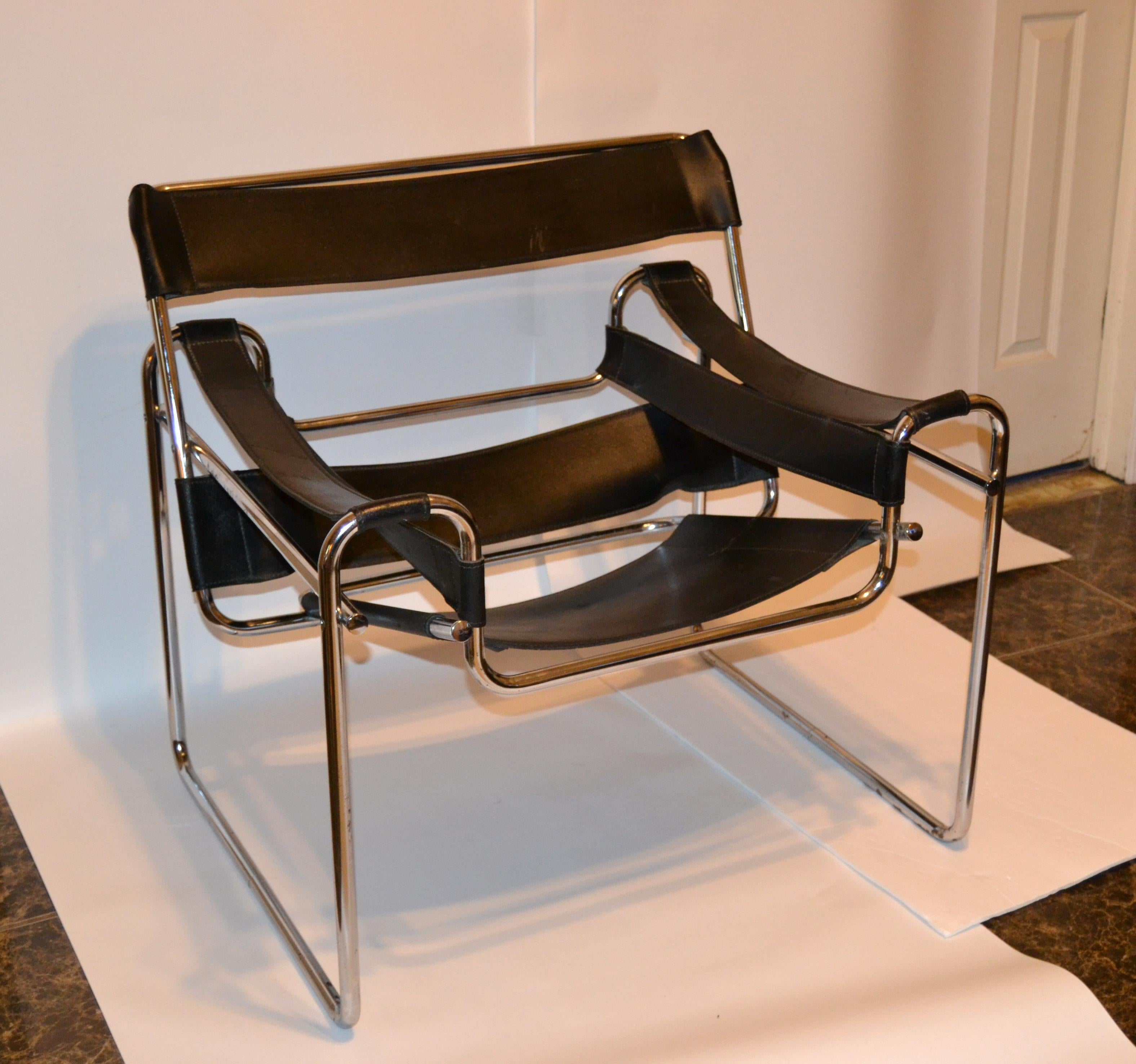 Late 20th Century Marcel Breuer Style Wassily Black Leather Chrome Lounge Chair Gavina Italy 1970 For Sale