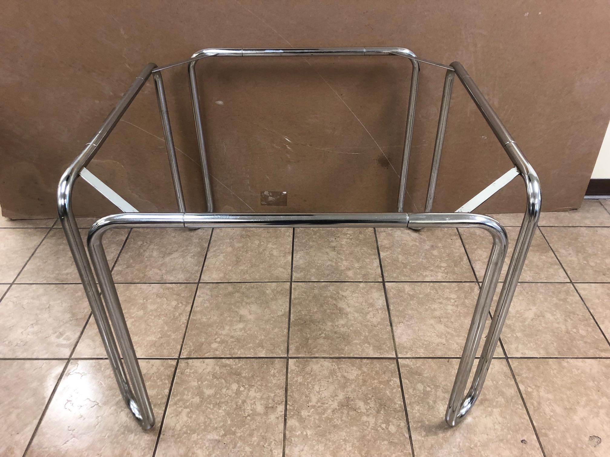 Marcel Breuer tubular-steel B10 table chrome-plated tubular frame table with a black smoked glass top.
 