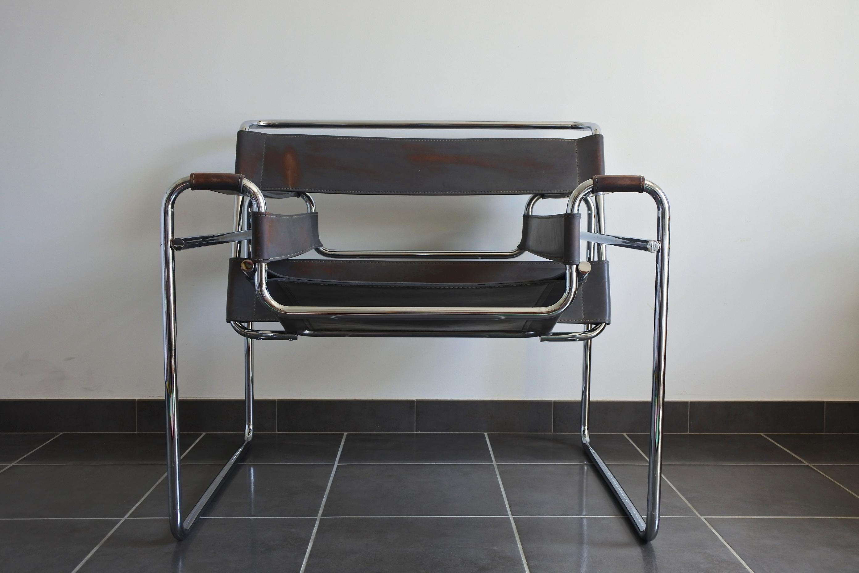Wassily lounge chair Mod. B 3 designed by Marcel Breuer in the mid-1920s.
Licensed edition by Fasem Italy from the 1980s.
Chromed tubular steel frame and leather.
Signed and dated.

Great quality edition, Fasem edited numerous designers in the