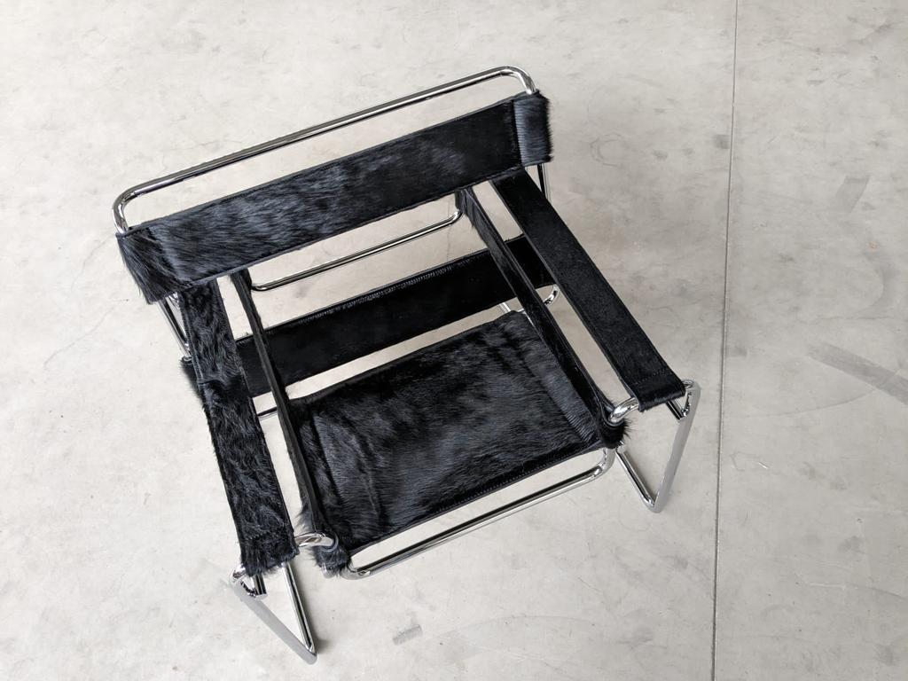 Marcel Breuer-
Wassily armchair -
Edition Knoll 
Rare in this limited edition version:
luxury black cavallino leather
Steel structure / black colt
W79 X H70 X D 72
Circa 1990 / in good vintage condition
