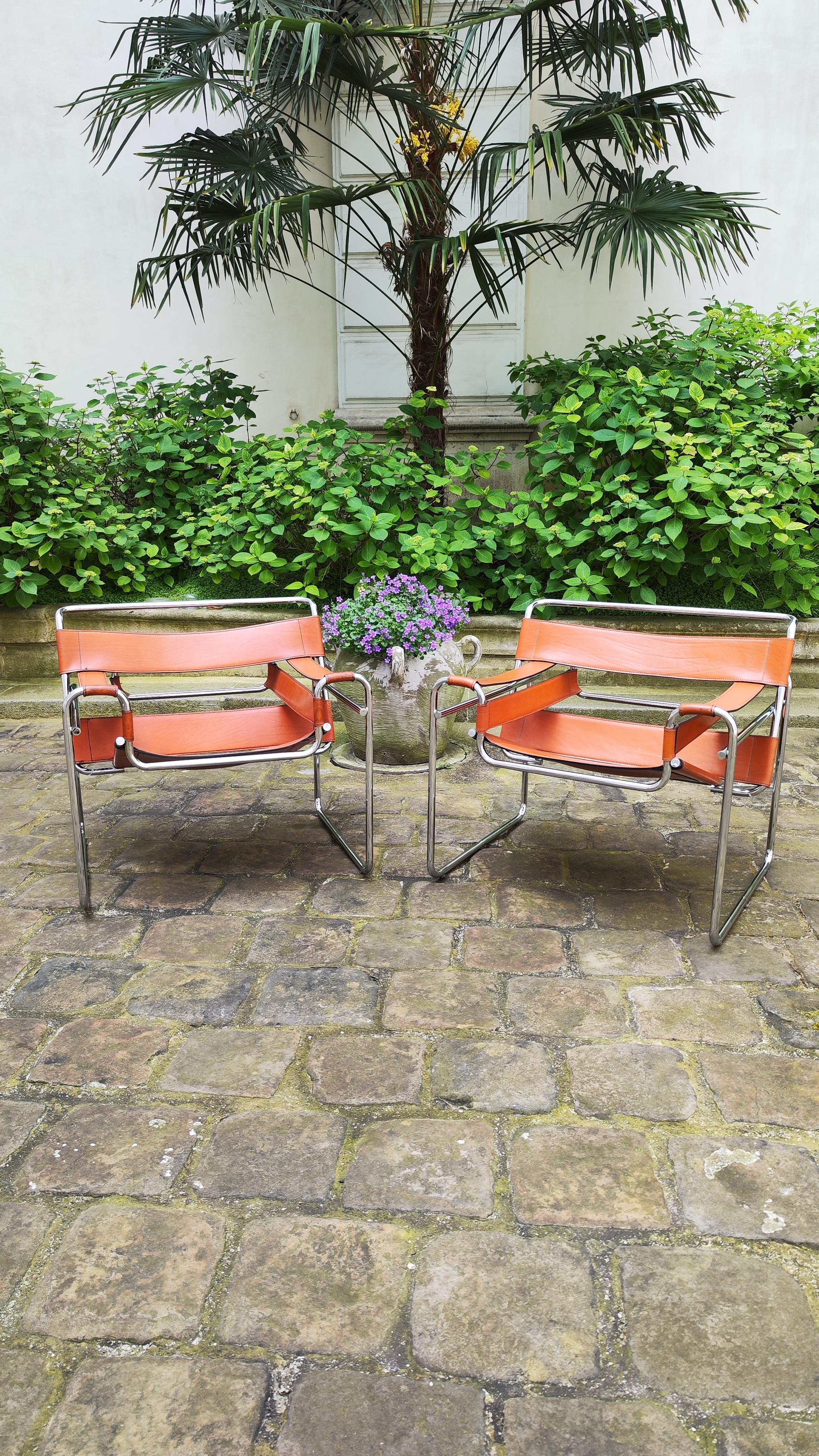 Rare : superb pair of leather armchairs, Marcel Breuer Wassily, fasem edition 1983.
.
Sublime patina.
.
Two damages that you can see on the leather (see photos), and slight wears on the steel which in no way detracts from the beauty of these