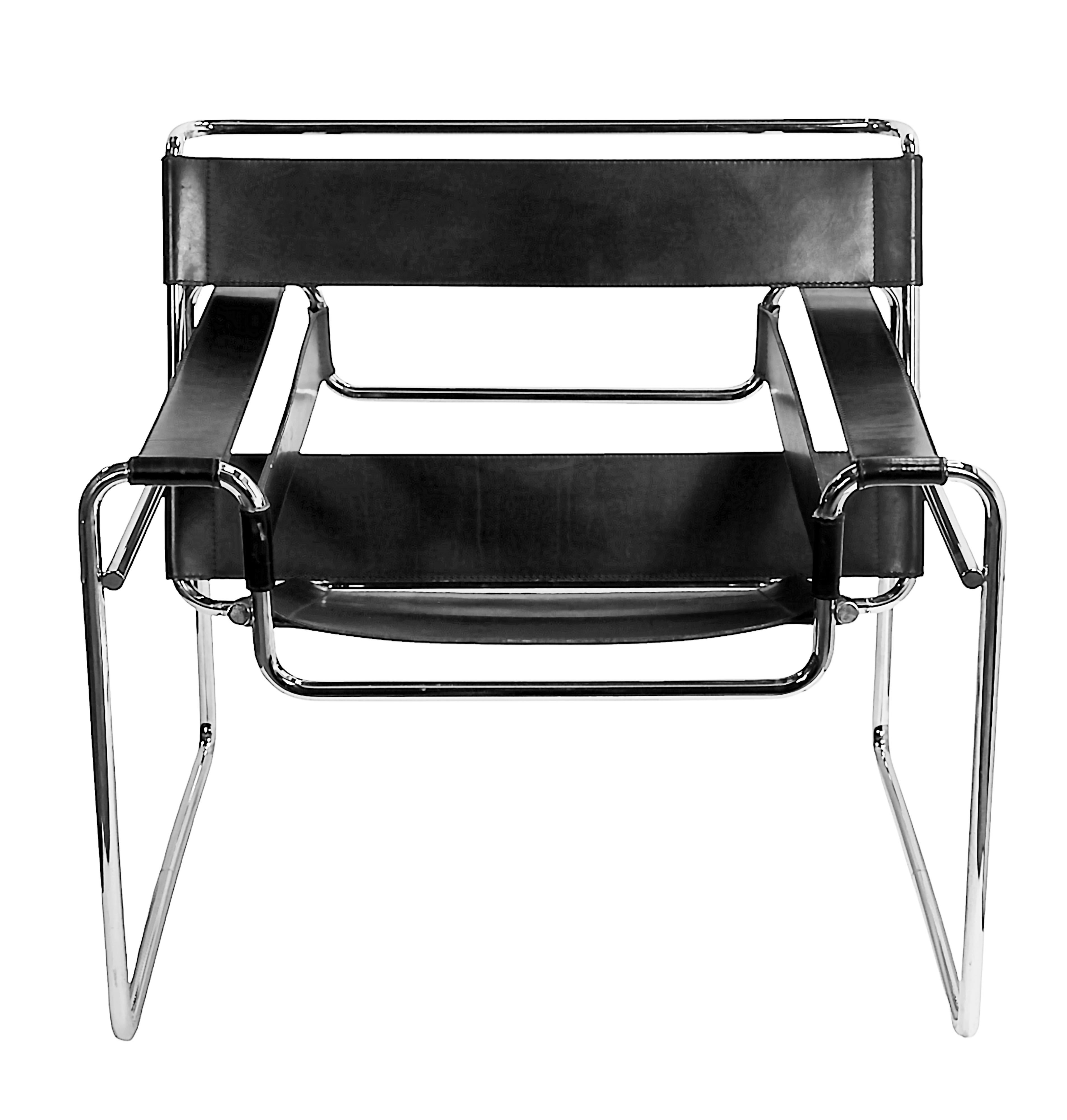 Vintage Wassily lounge chair, designed by Marcel Breuer, circa 1925.
In black leather, chromed steel tube frame.
Manufactured by Gavina and labeled on the frame.
Marcel Breuer signature on the leather.
Good vintage condition. 

 

 
