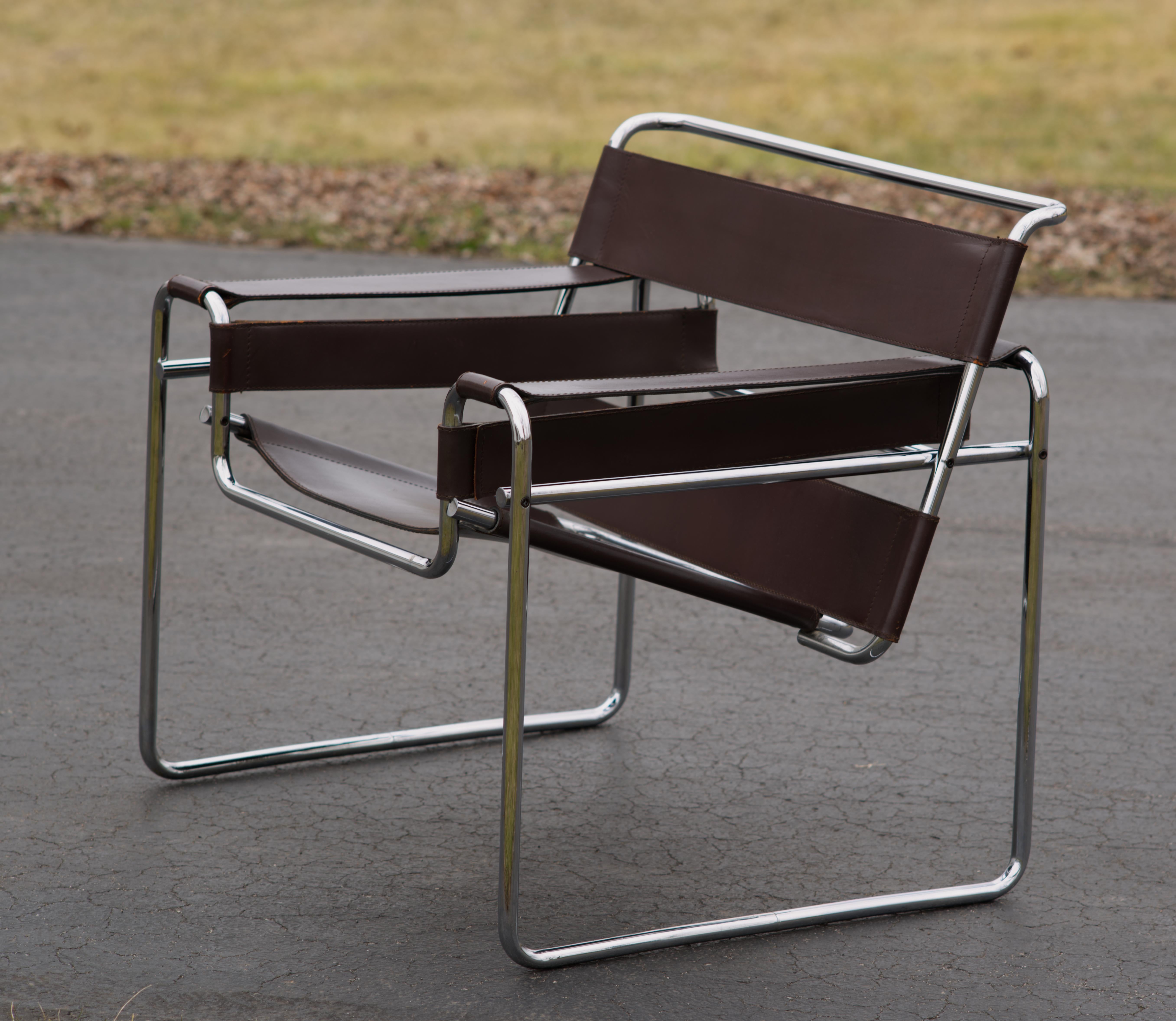 Dies ist die frühere Knolls-Version des ikonischen Wassily Lounge Chair von Marcel Breuer.
Die Nähte sind durch und durch solide. 
Das Leder hat ein paar abgenutzte Stellen, die dem Alter des Stuhls entsprechen. 
Auf der rechten Seite der vorderen