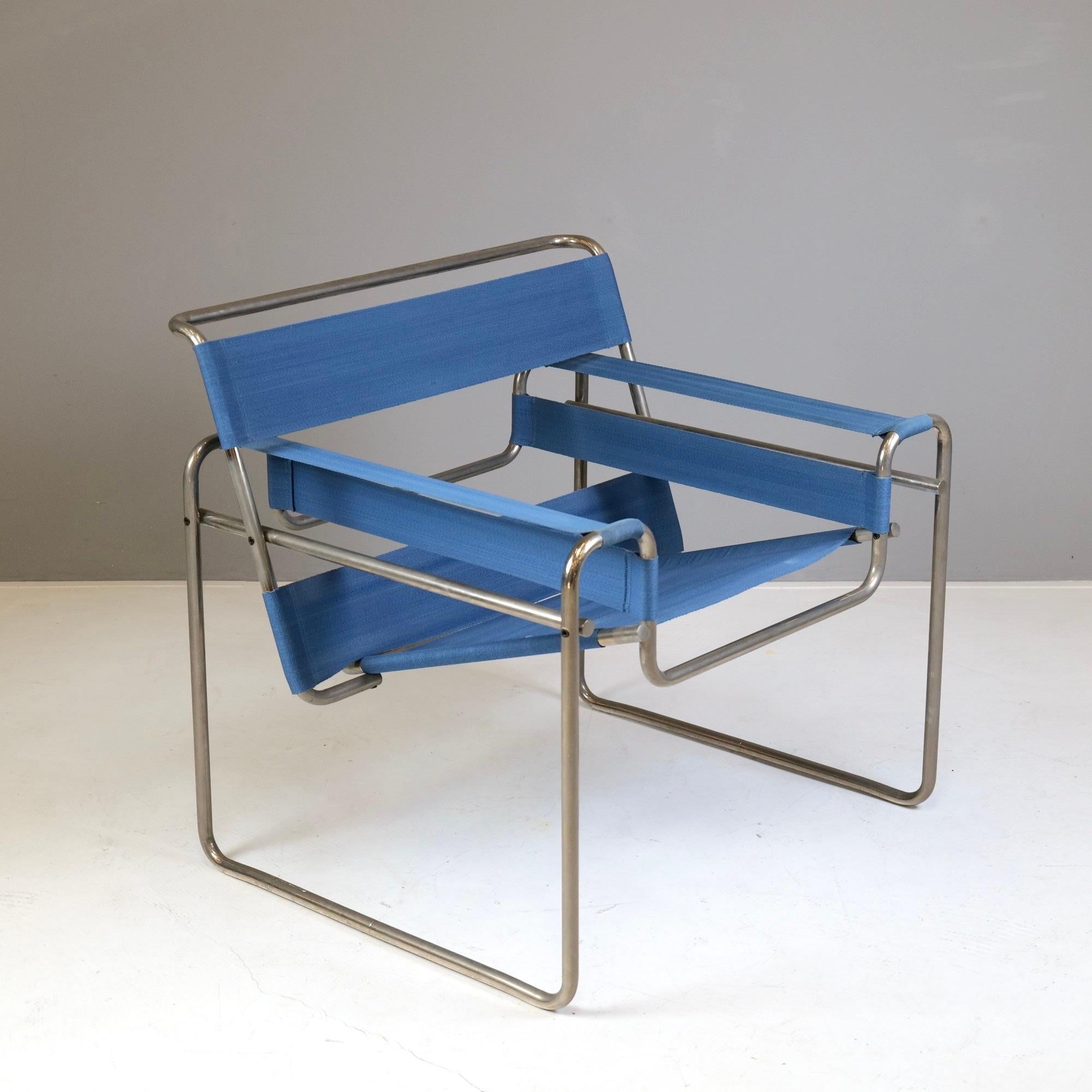 This rare blue Wassily chair with Eisengarn Canvas is a Knoll limited edition series where only 300 pieces were manufactured like the early pieces from the 1920 and 1930s.

Material:
Eisengarn blue canvas
tubular steel, nickel plated

Made in