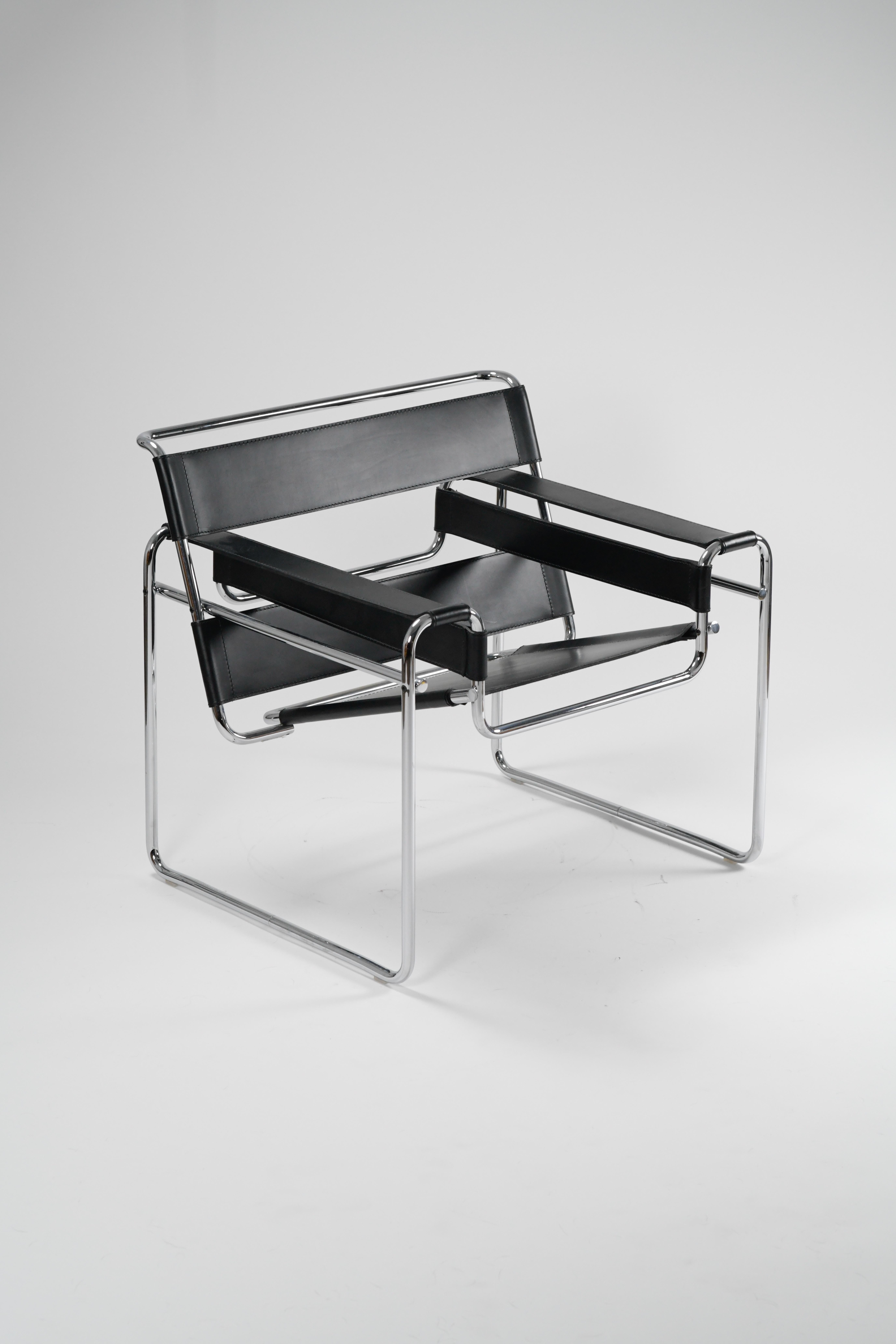L'emblématique chaise Wassily de Marcel Breuer pour Knoll. Connue à l'origine sous le nom de chaise B3, cette pièce monumentale du Design/One du milieu du siècle a été conçue pour la première fois au Bauhaus par Breuer en 1926 et a été produite