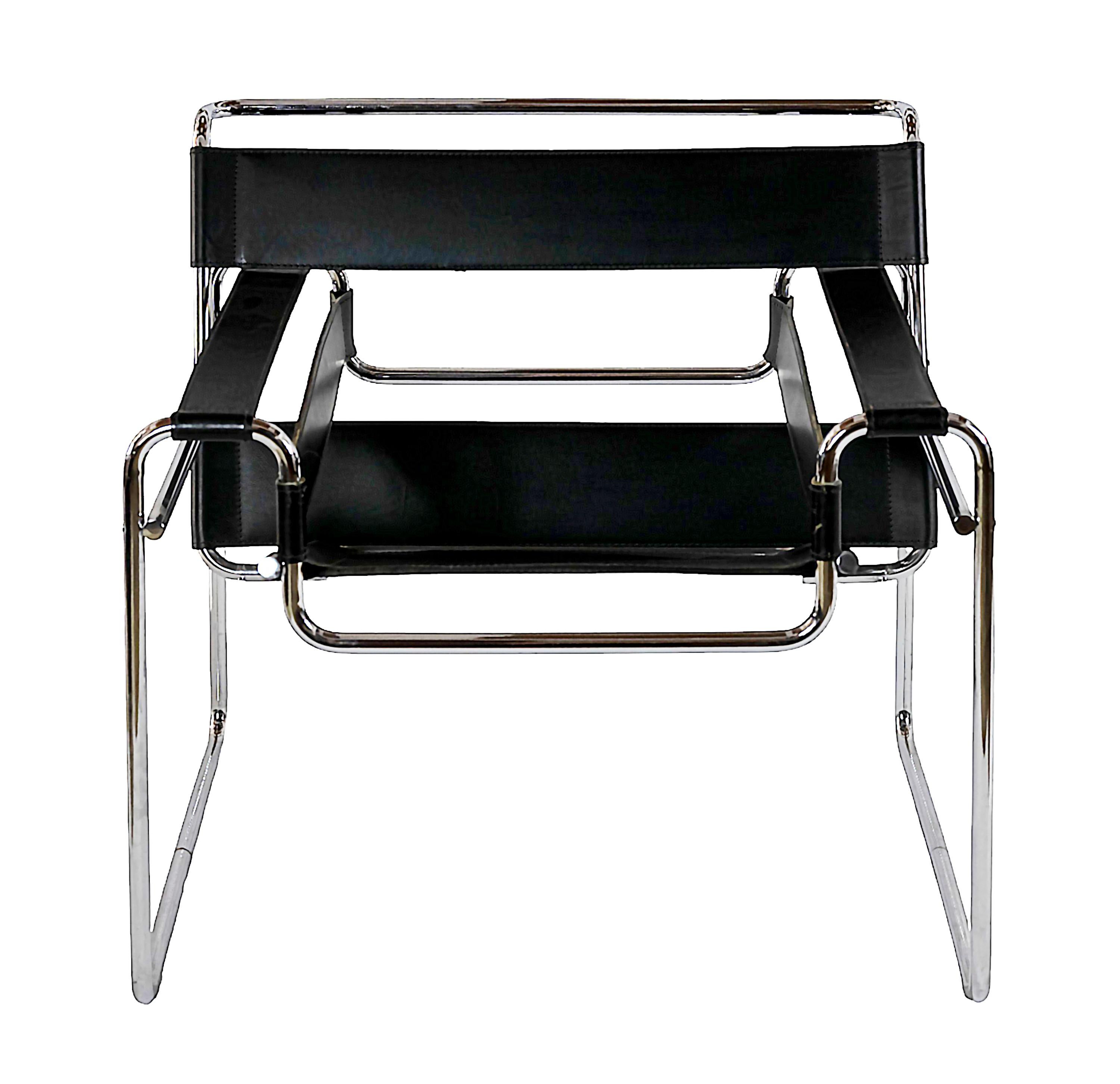 Vintage Wassily Lounge Chair, entworfen von Marcel Breuer, um 1925.
Herstellungsdatum 2003 von Knoll Studio.
Knoll Studio auf dem Rahmen gestempelt und mit einem Label versehen.
Aus schwarzem Leder, Gestell aus verchromtem Stahlrohr.
Guter