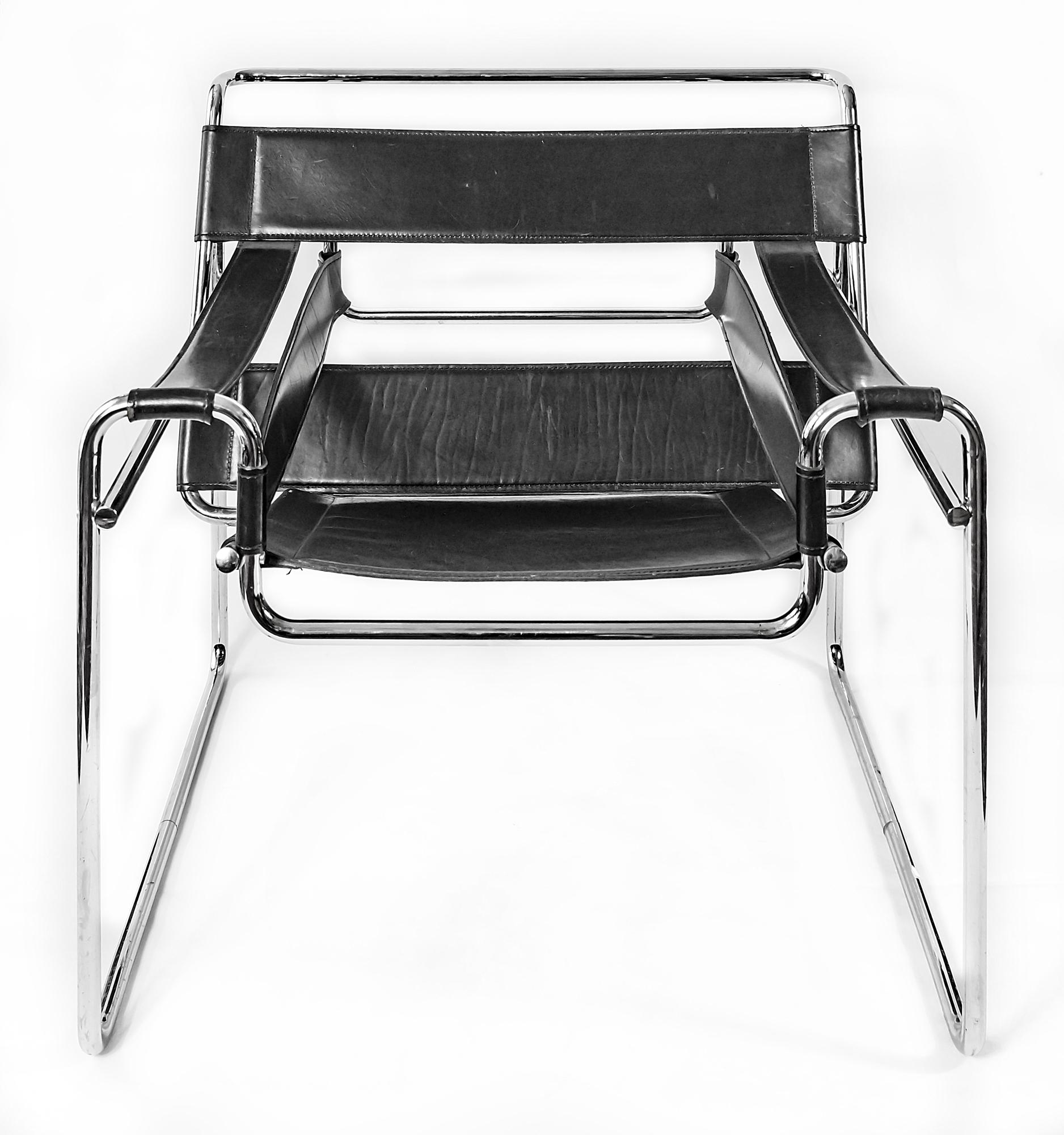 Armchair in the style of Wassily chair, designed by Marcel Breuer, circa 1925.
Manufactured circa 1980s, black leather, chromed steel tube frame.

   