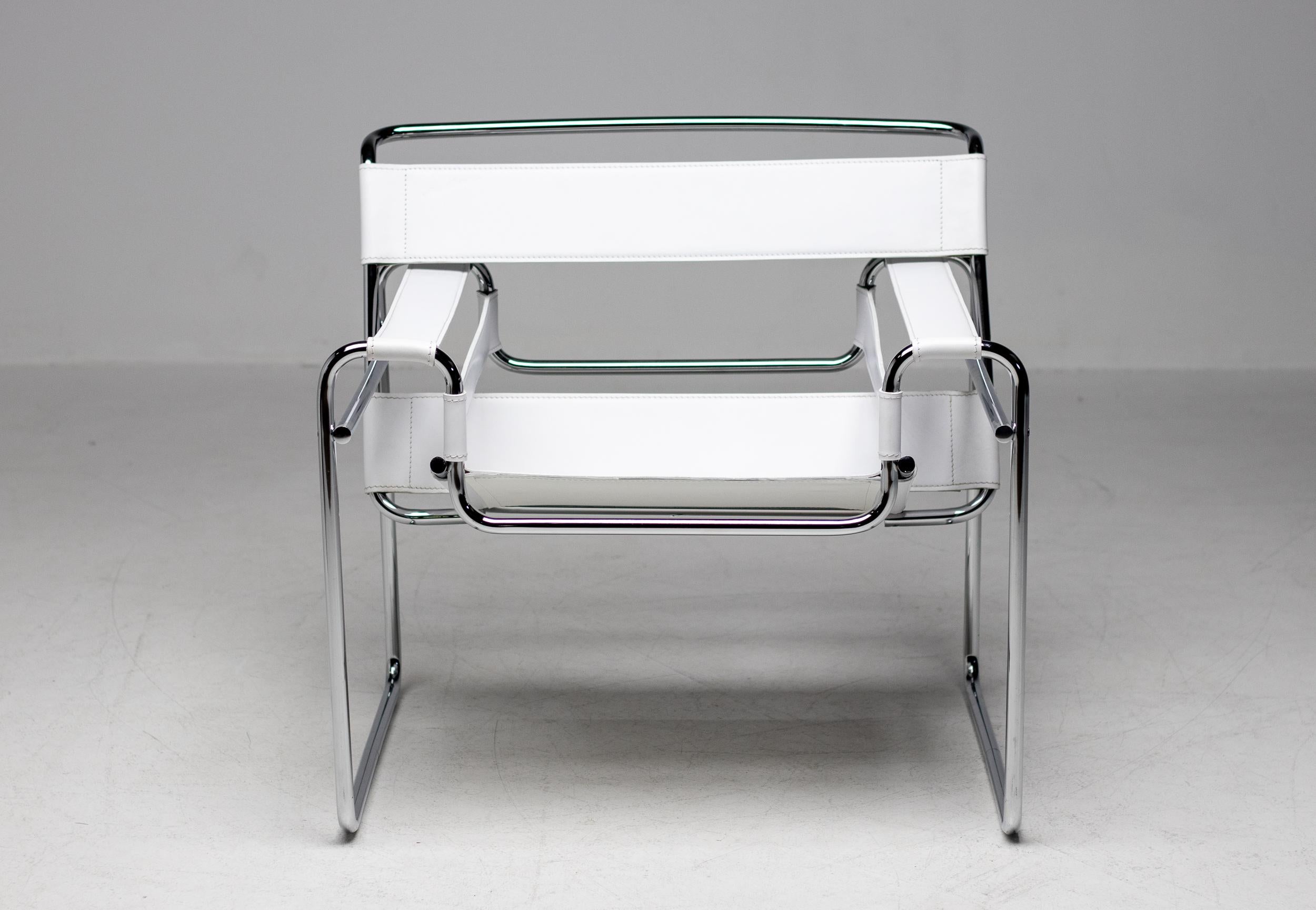 Chaise blanche Wassily conçue par Marcel Breuer, vers 1925. 
Fabriqué vers 1960 par Gavina en Italie. 
Fabriqué en cuir blanc avec un cadre en acier tubulaire chromé. 
Estampillé dans le cuir, magnifique vintage tout état d'origine.