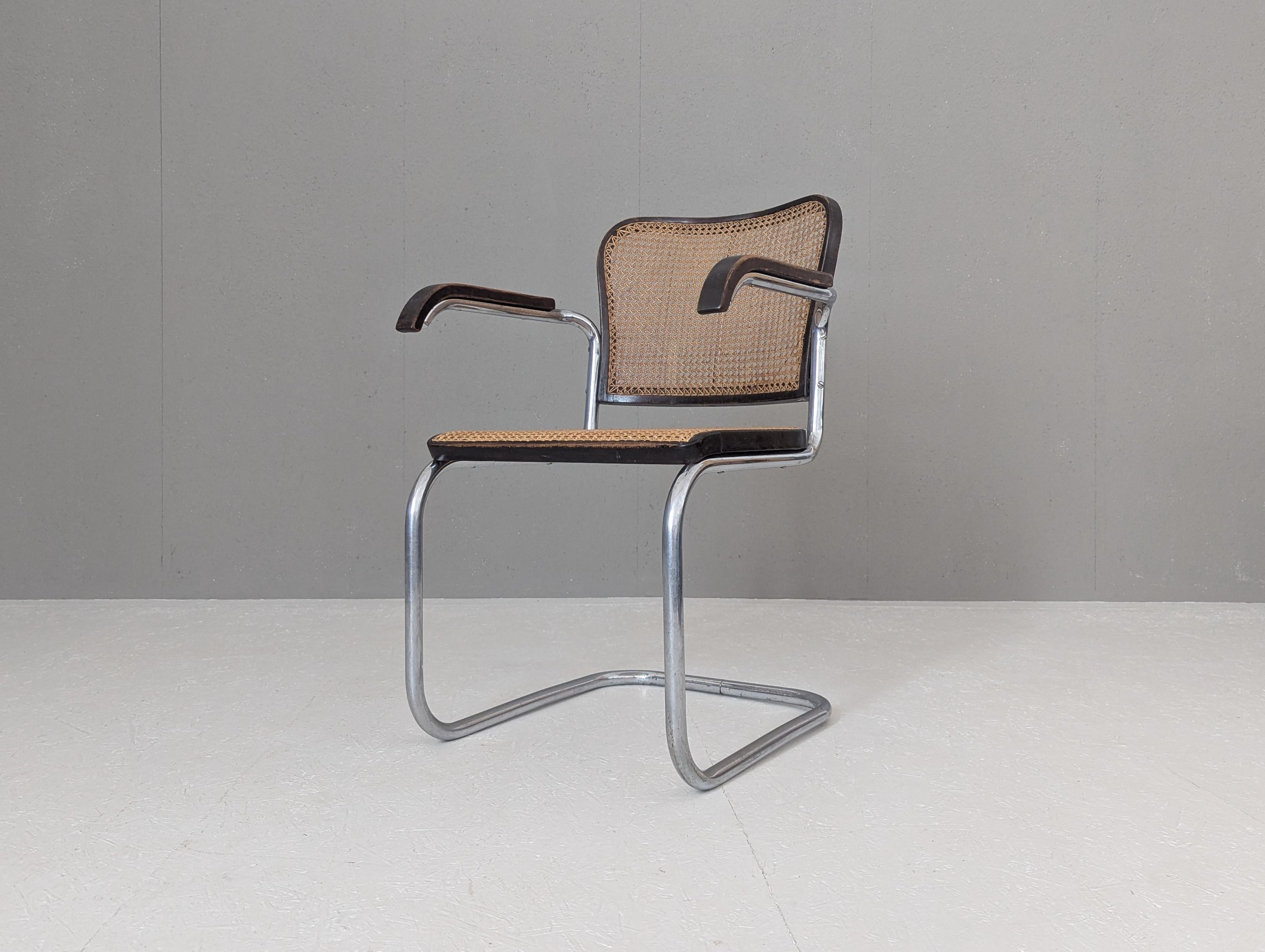 Dieses seltene Modell K 17 ist eine beeindruckende tschechische Neuinterpretation des ikonischen Stuhls B64 von Marcel Breuer. Es wurde von dem Architekten und Innovator Robert Slezák entworfen und in den 1930er Jahren in der Slezák-Fabrik in