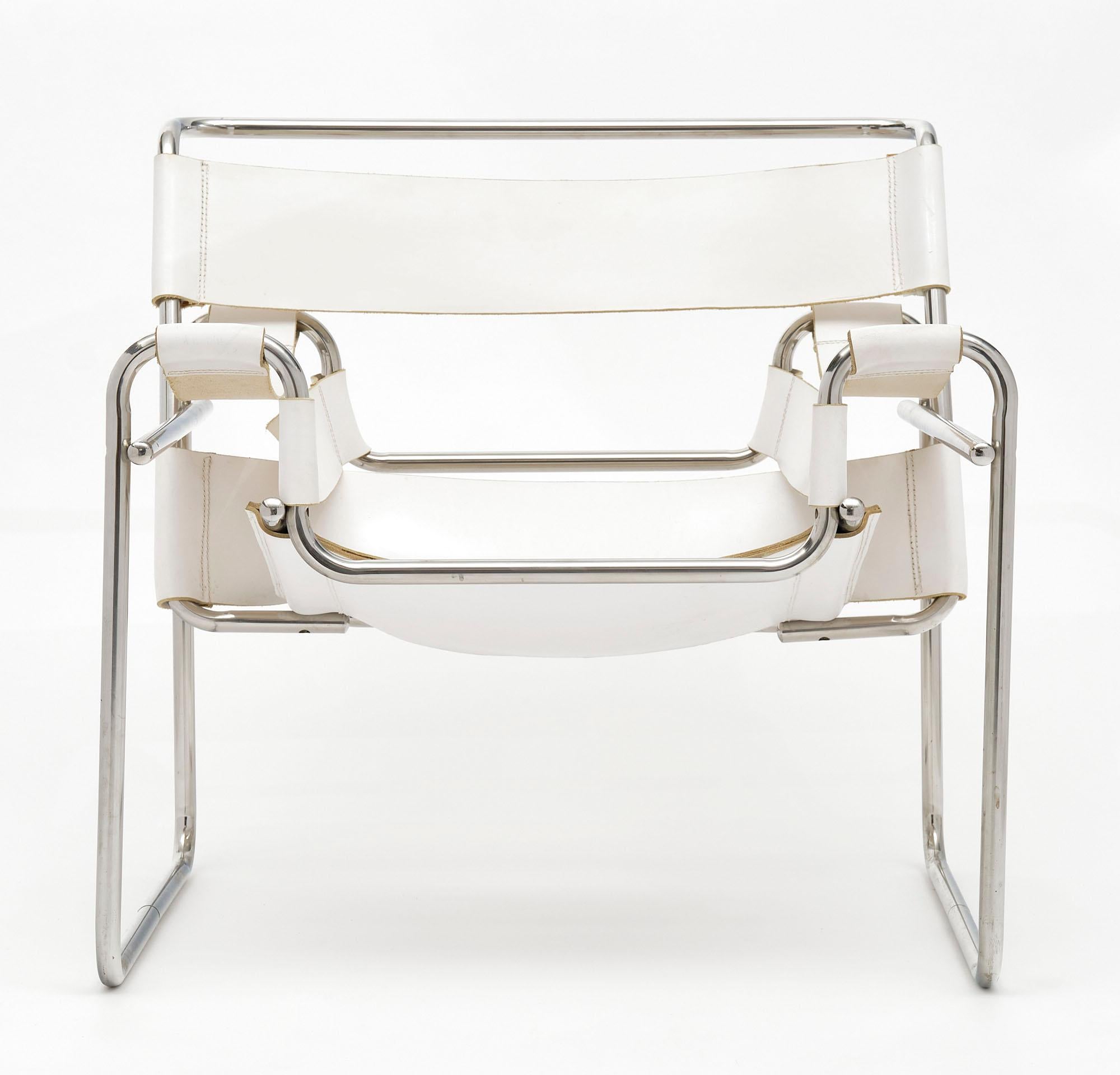 Fauteuil à la manière du célèbre design Wassily de Marcel Breuers. Cette chaise est fabriquée en cuir blanc et en acier chromé dans le design emblématique de la chaise.
