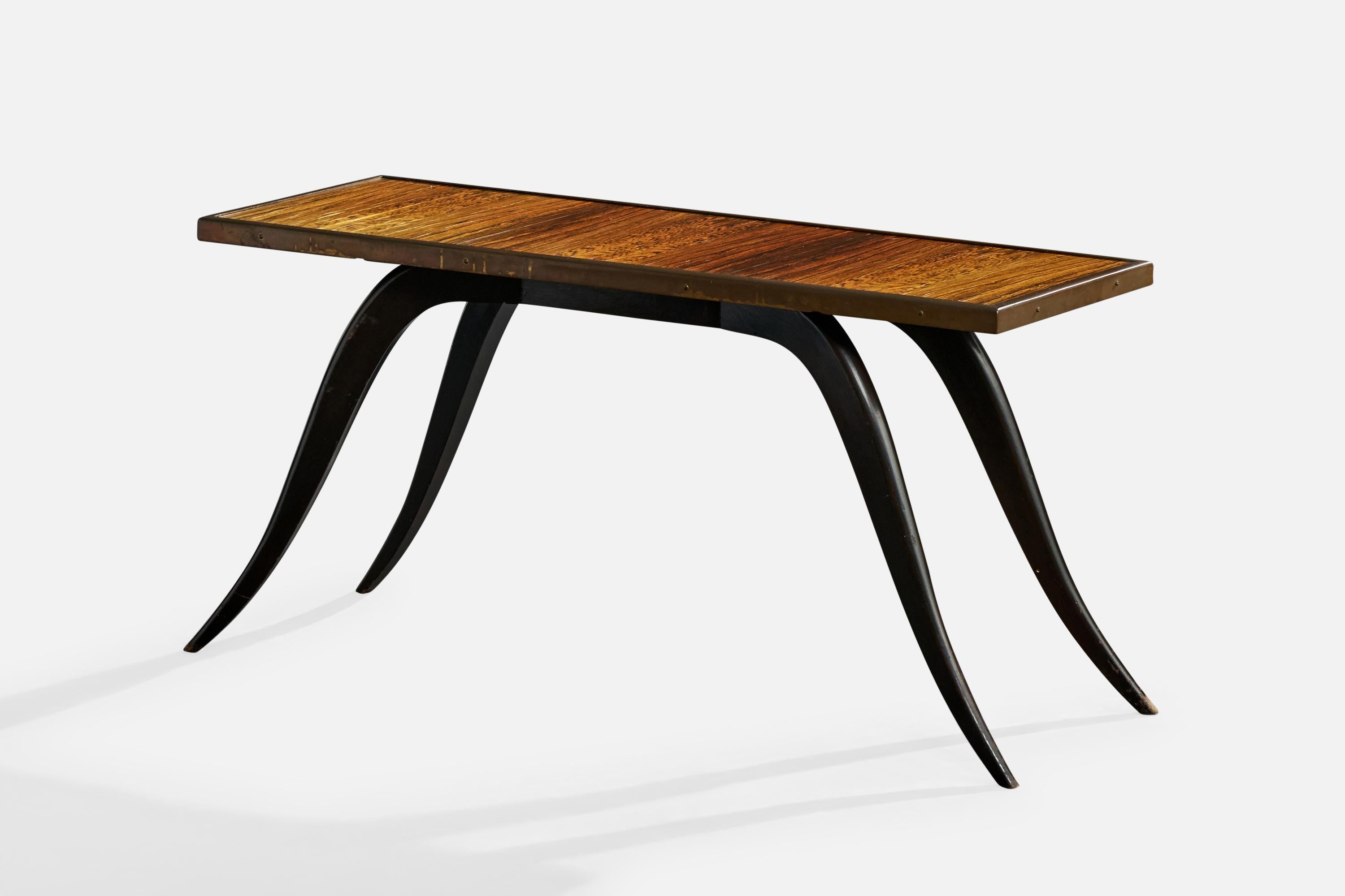 Table basse en bois laqué noir, placage de bois et laiton, conçue et réalisée par Marcel Cerf, France, vers les années 1930.

Provenance : Intérieur de maison à Biarritz commandé par un décorateur.

Fissuration naturelle légère à modérée de la