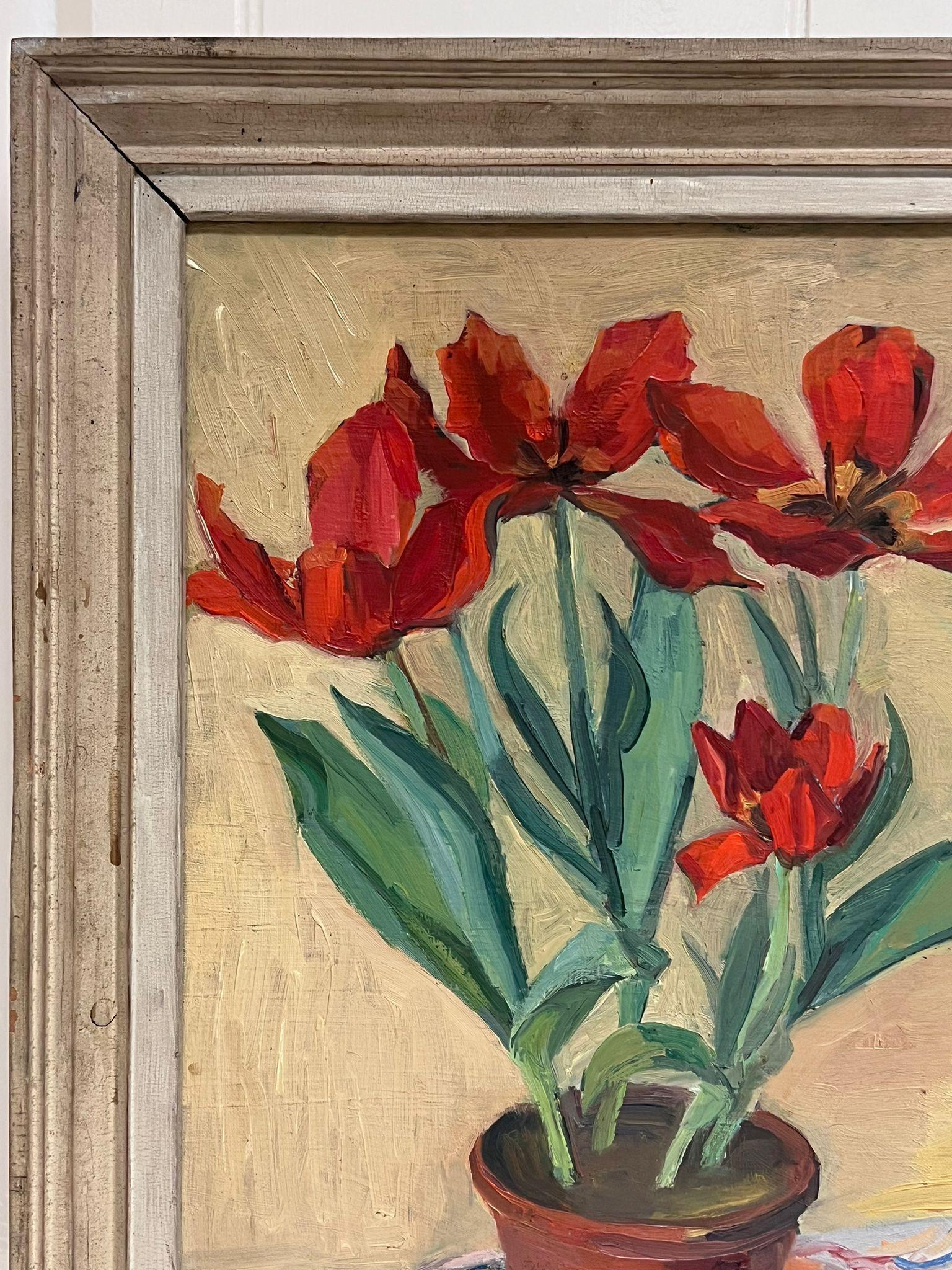 Französisches signiertes Ölgemälde mit roten Tulpen in Innenraum Original frm, Mitte des 20. Jahrhunderts im Angebot 1