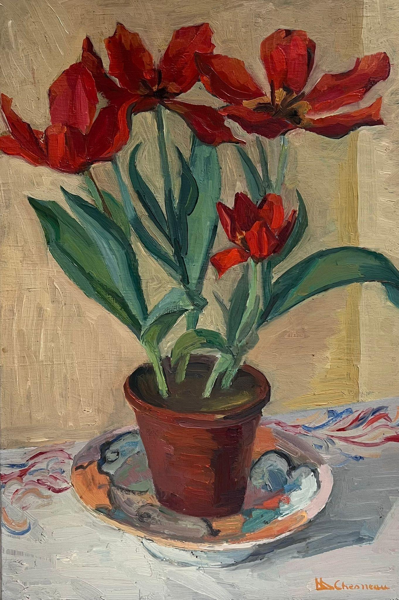 Marcel Chesneau Interior Painting – Französisches signiertes Ölgemälde mit roten Tulpen in Innenraum Original frm, Mitte des 20. Jahrhunderts