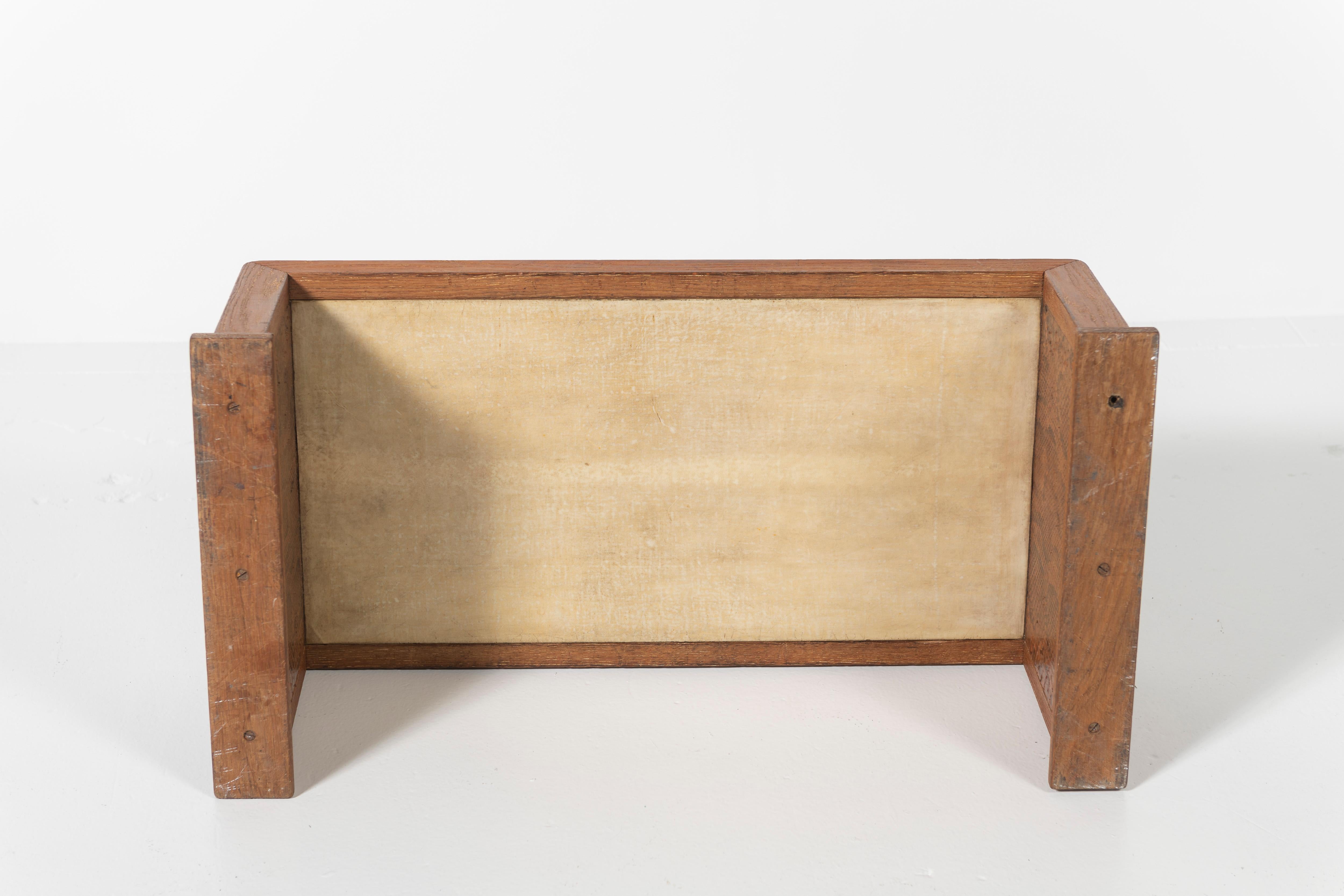 Cette table basse rare et substantielle est attribuée à la France, conçue par Marcel Coard, combinant le chêne et le python, un style populaire utilisé pour les beaux meubles de maison à Paris dans les années 1920. Il s'agit probablement d'une pièce