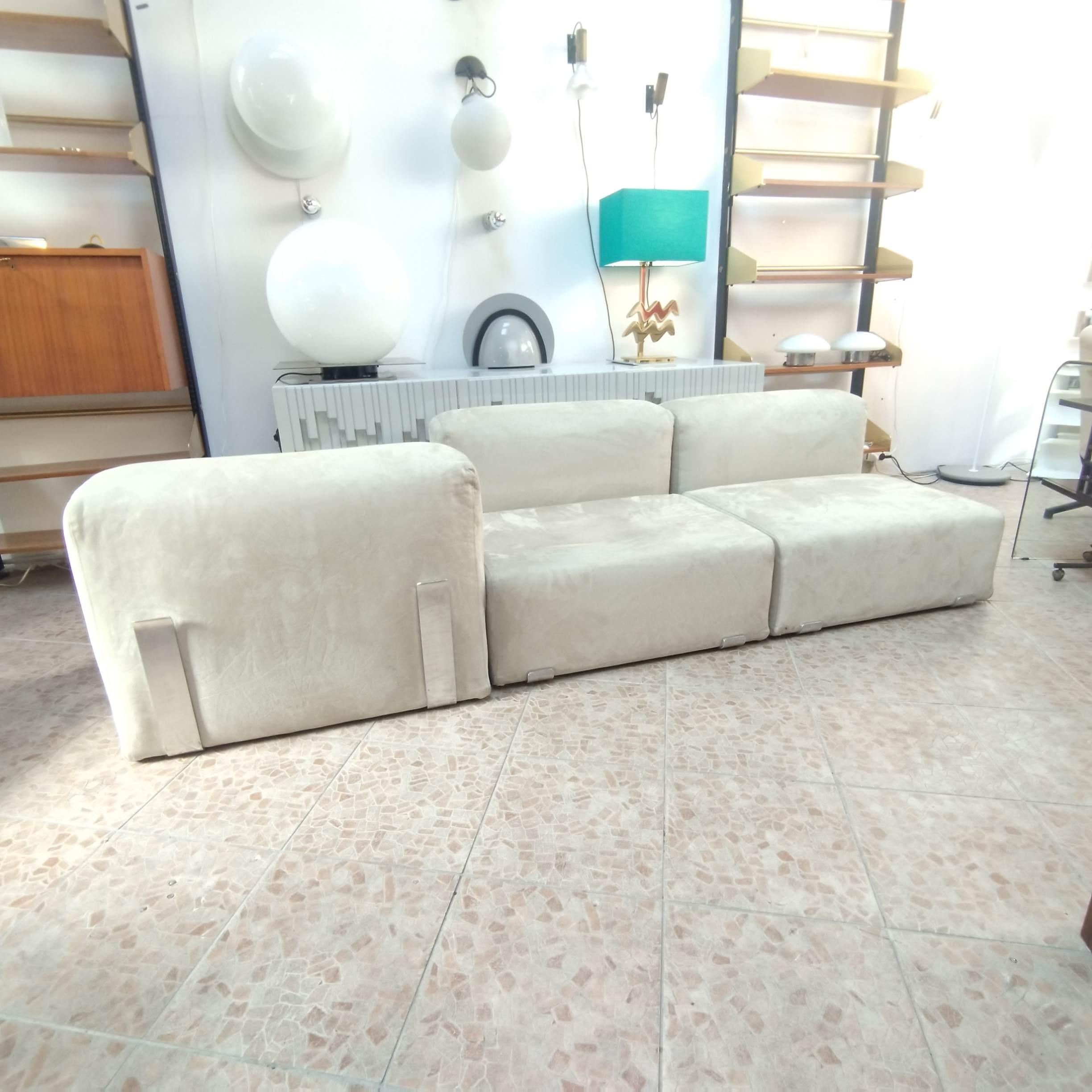 Set di tre poltrone Marcel D disegnate da Kazuhide Takahama per Gavina, uno dei più rinomati produttori di mobili italiani. Prodotti negli anni '60, questi splendidi pezzi presentano un design elegante e modernista, con un'estetica minimalista e un