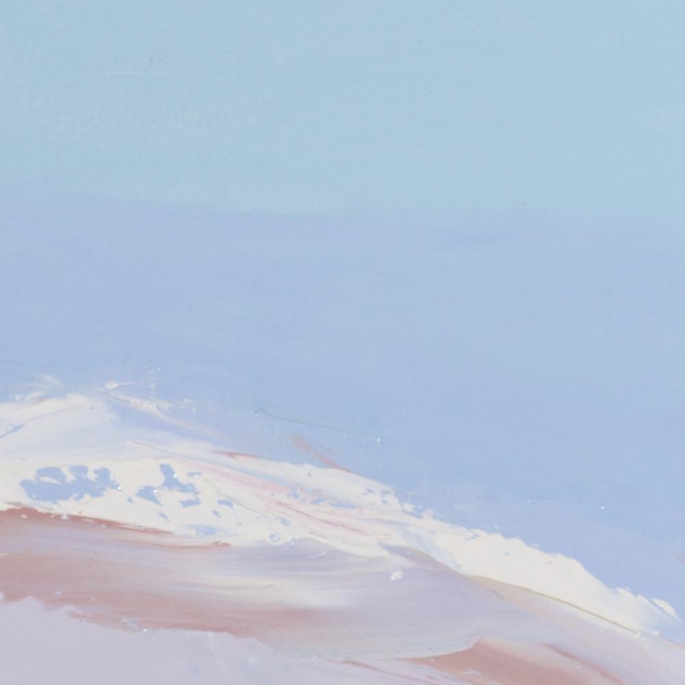 „Hamlet“, leuchtend blauer Himmel mit distanzierten Bergen und Schnee, figuratives Ölgemälde im Angebot 6