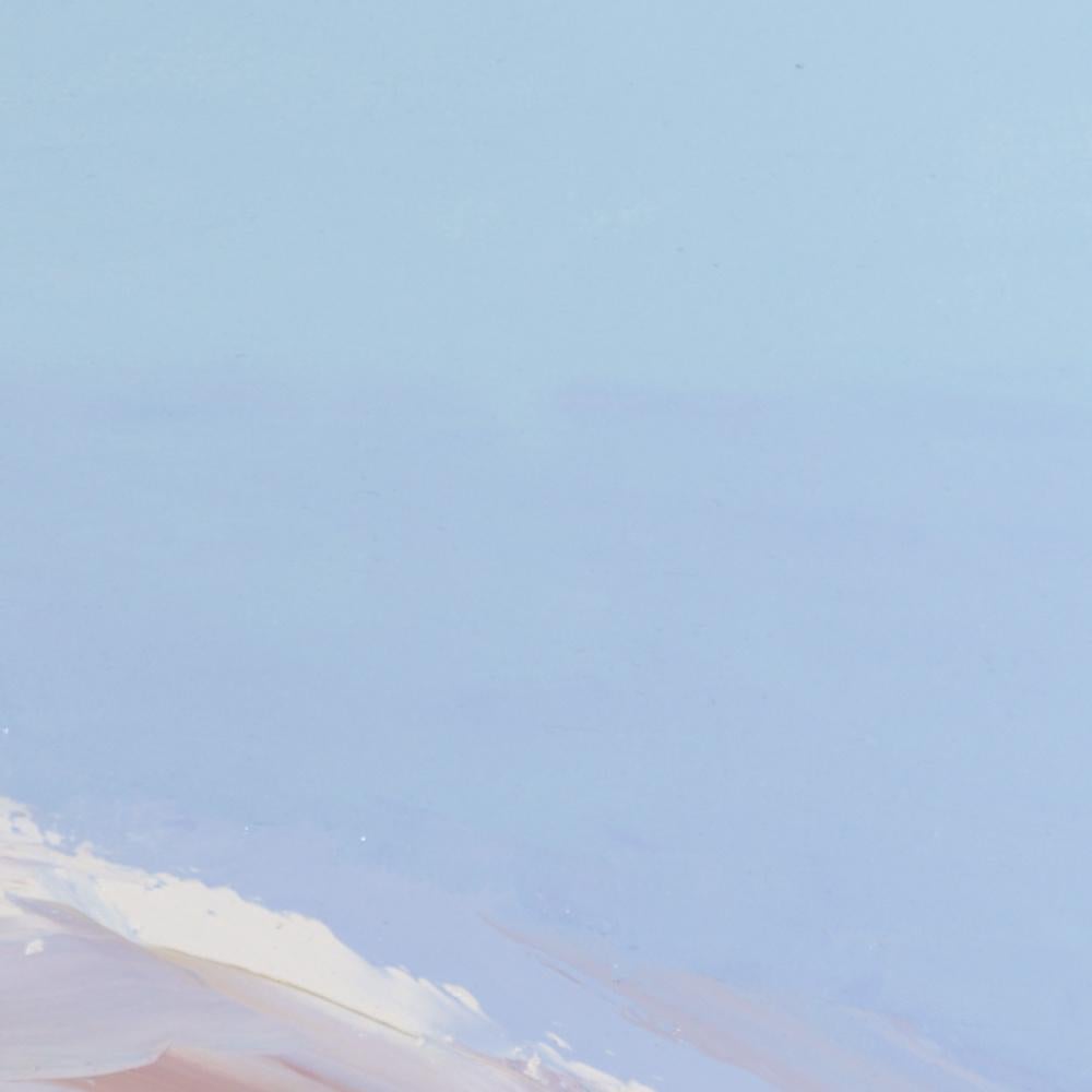 „Hamlet“, leuchtend blauer Himmel mit distanzierten Bergen und Schnee, figuratives Ölgemälde im Angebot 2