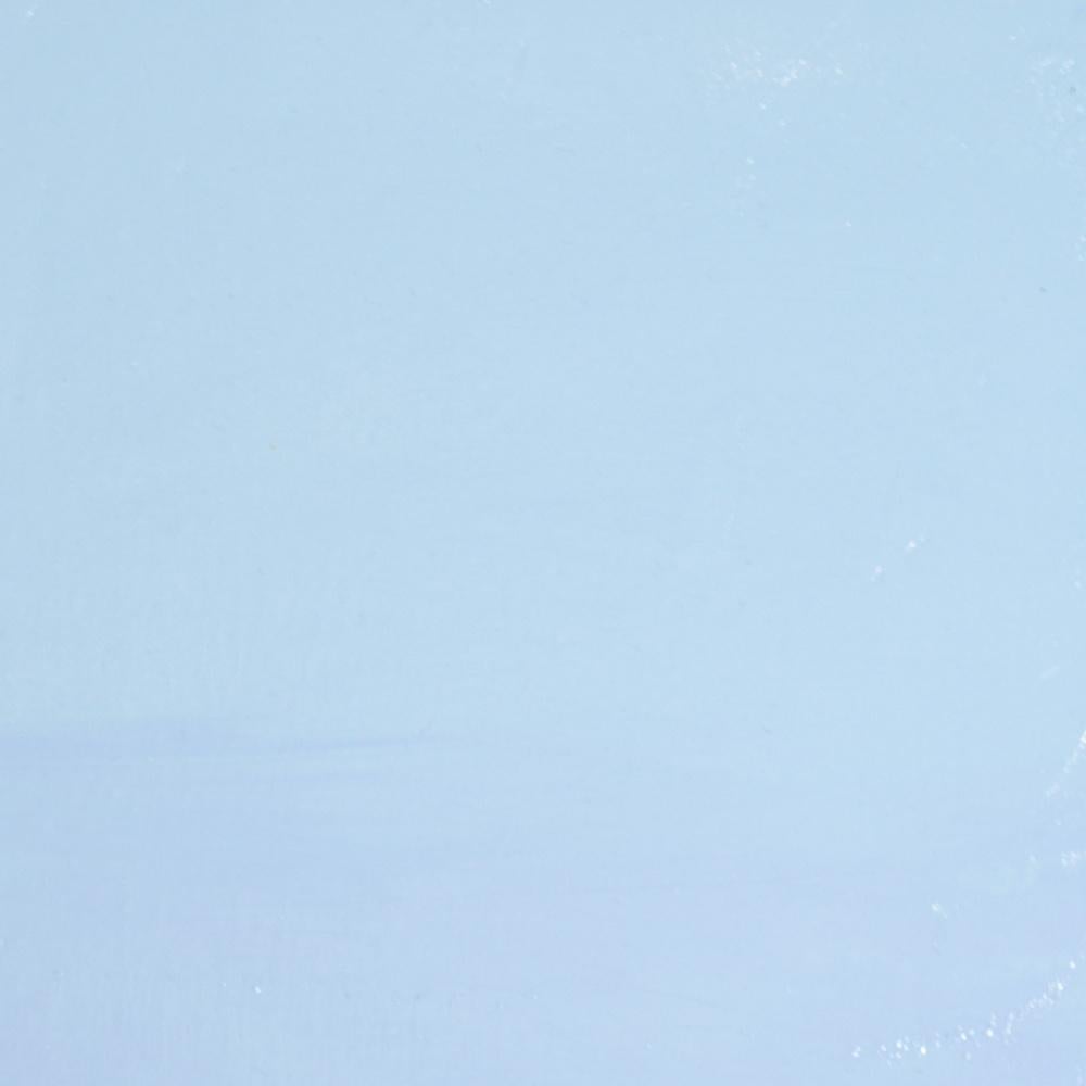 „Hamlet“, leuchtend blauer Himmel mit distanzierten Bergen und Schnee, figuratives Ölgemälde im Angebot 3