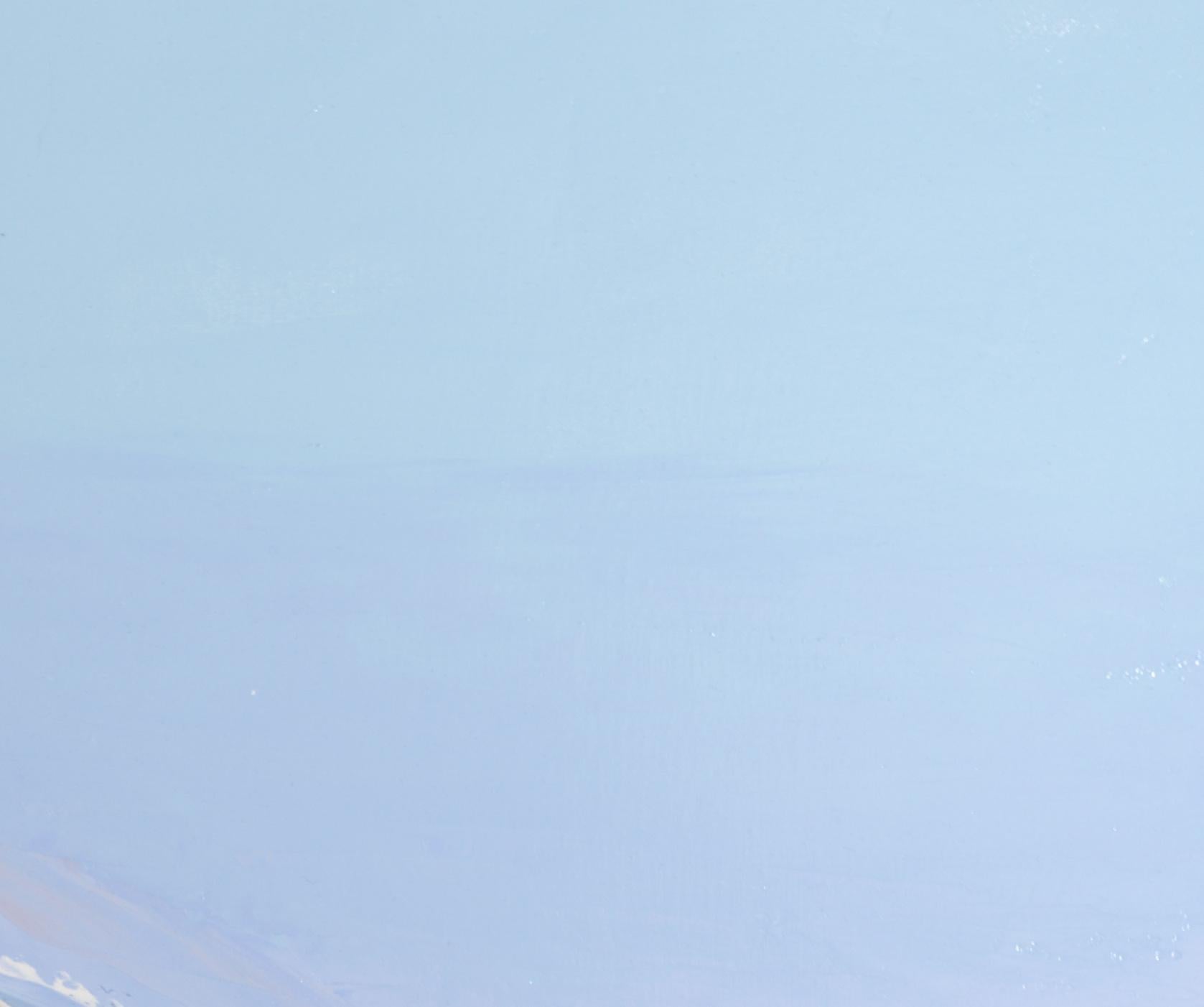 „Hamlet“, leuchtend blauer Himmel mit distanzierten Bergen und Schnee, figuratives Ölgemälde (Grau), Still-Life Painting, von Marcel Demagny