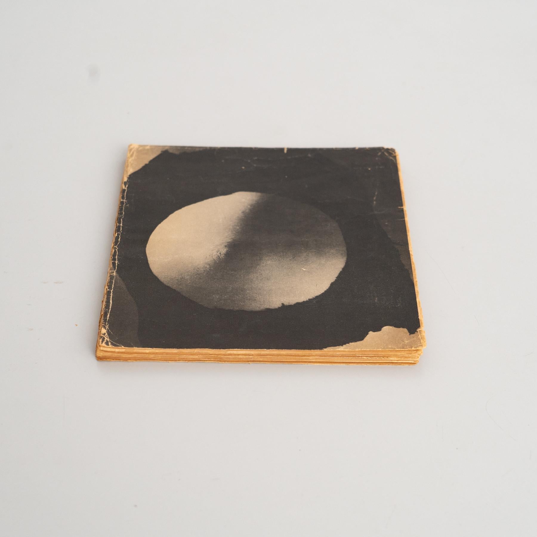 Rare édition originale de Le Surréalisme en 1947, ouvrage fondateur dirigé par André Breton et comportant l'iconique couverture Prière de Toucher de Marcel Duchamp. Publié à Paris par Pierre à Feu / Maeght éditeur, ce livre est une pierre angulaire