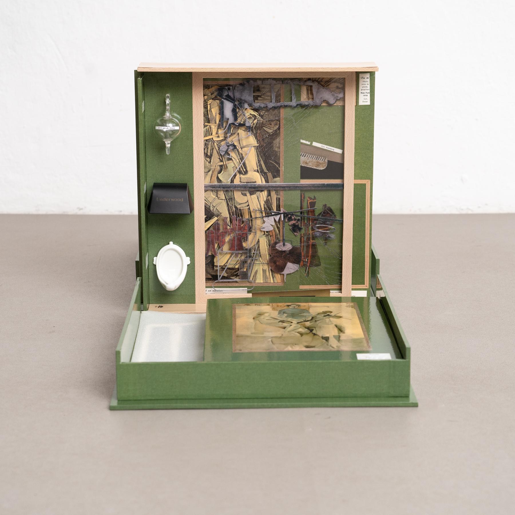 Un fac-similé exceptionnel de la Boîte-en-Valise de Marcel Duchamp, méticuleusement édité par Mathieu Mercier et publié par Wather König en 2015. Cette première édition est une reproduction intégrale de la Boîte-en-Valise originale, tirée à