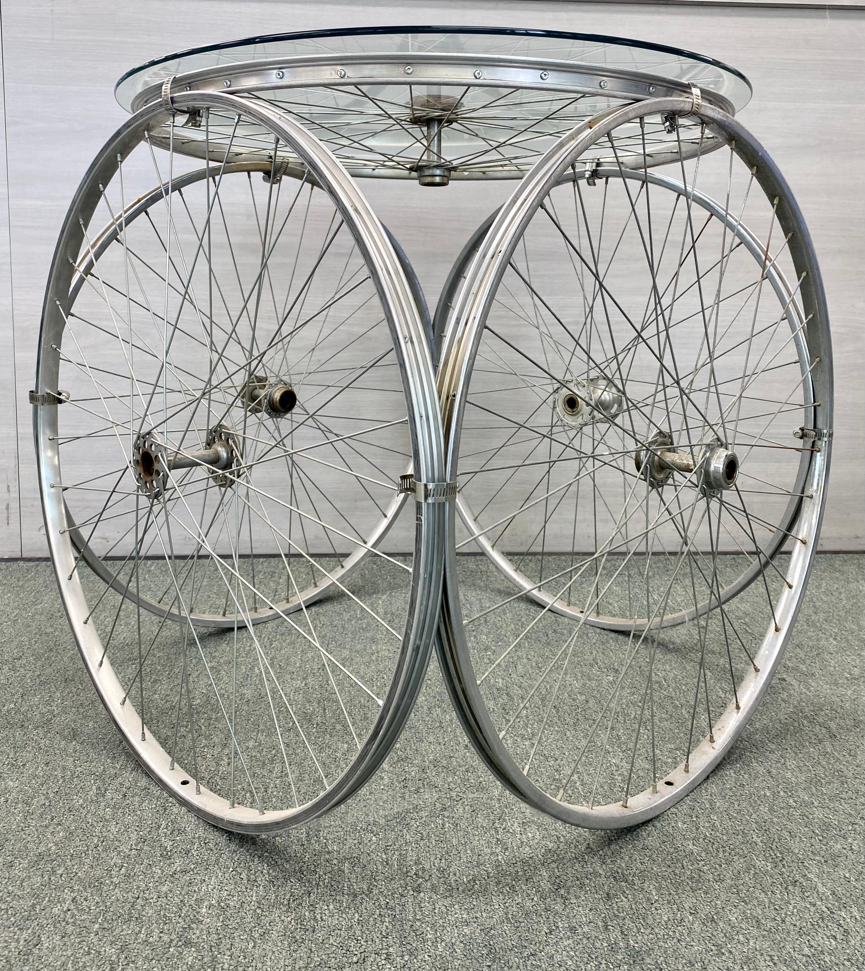 Un pezzo speciale, creato dall'artista come omaggio al surrealista Marcel Duchamp. Quattro ruote di bicicletta giapponesi in alluminio, collegate per formare una base robusta, con una quinta ruota che sostiene un piano in vetro temperato. Realizzato