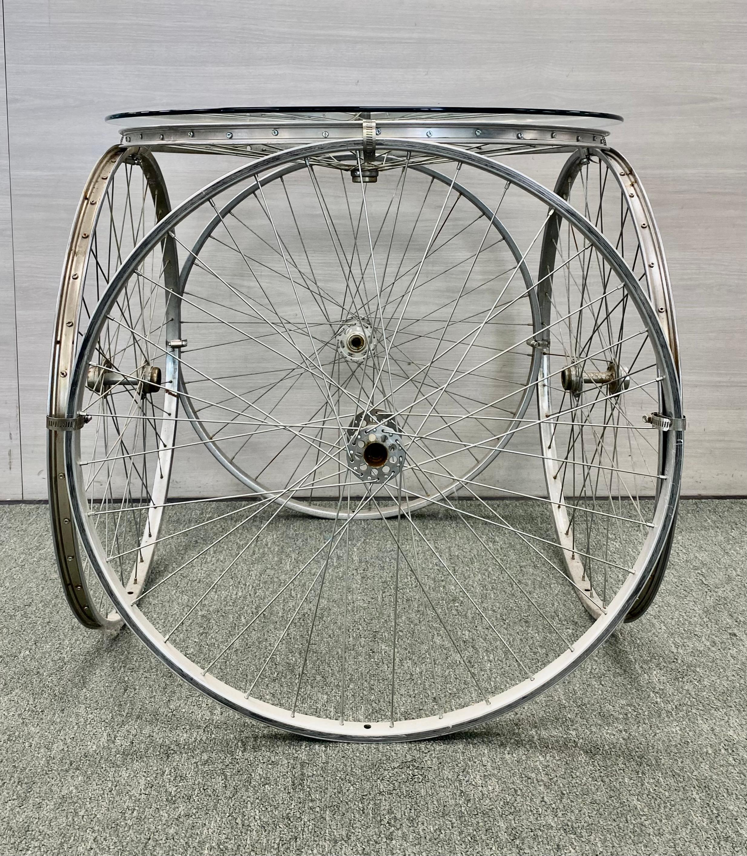 Fatto a mano Tavolo con ruota di bicicletta ispirato all'artista Marcel Duchamp in vendita