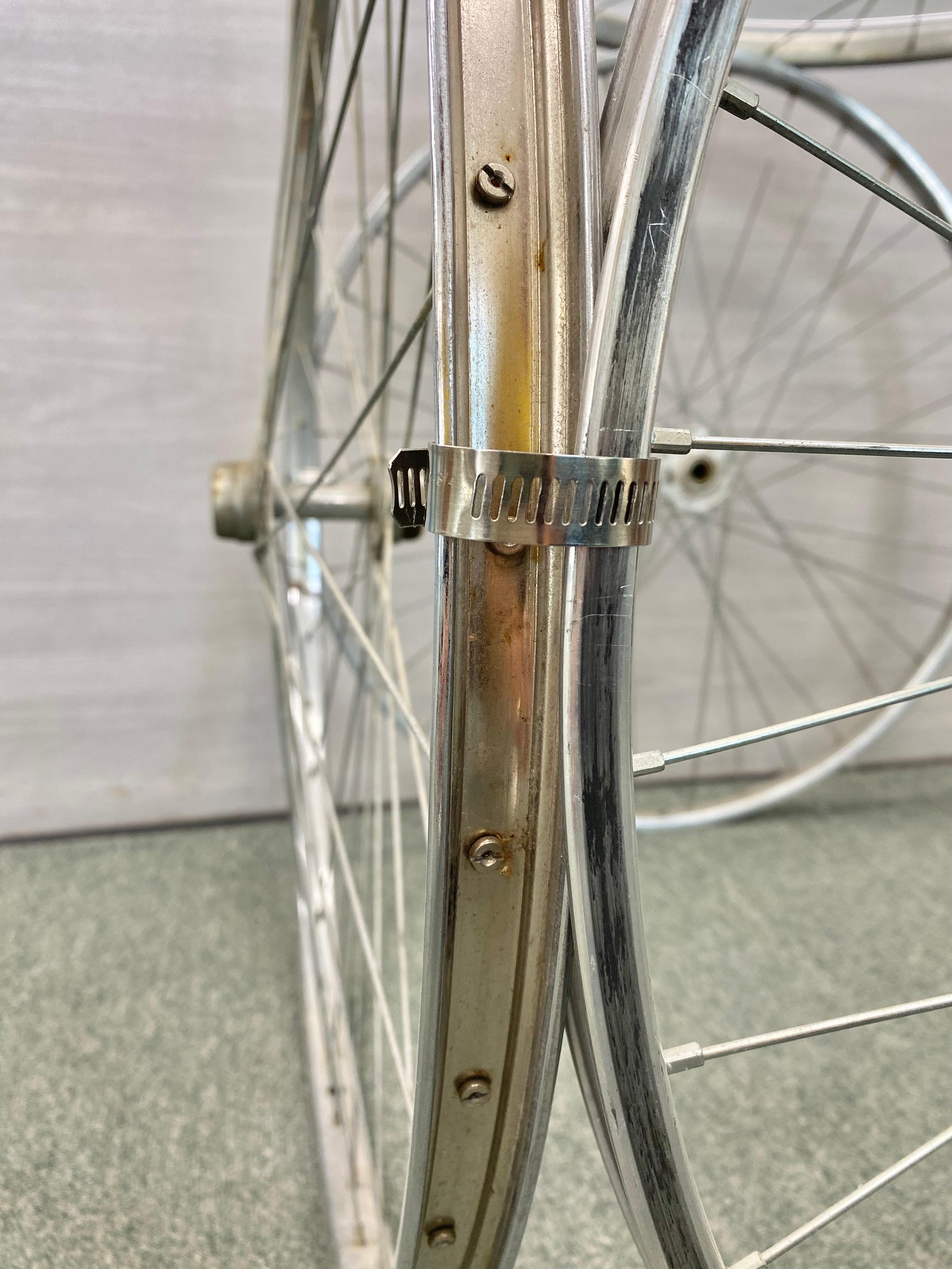 Alluminio Tavolo con ruota di bicicletta ispirato all'artista Marcel Duchamp in vendita