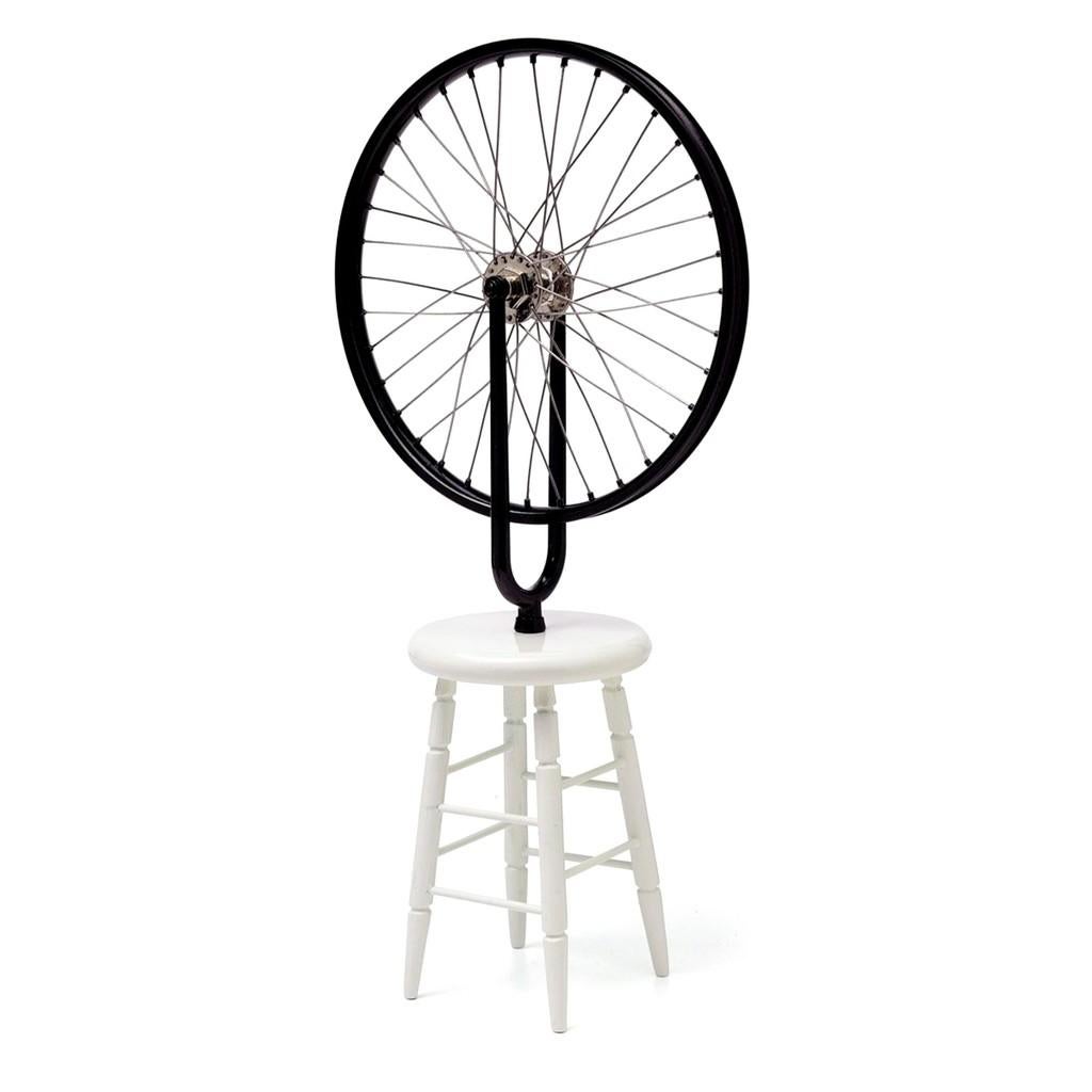 Nachbildung eines Fahrrads aus dem Philadelphia Museum (Duchamp Estate genehmigt) – Sculpture von Marcel Duchamp