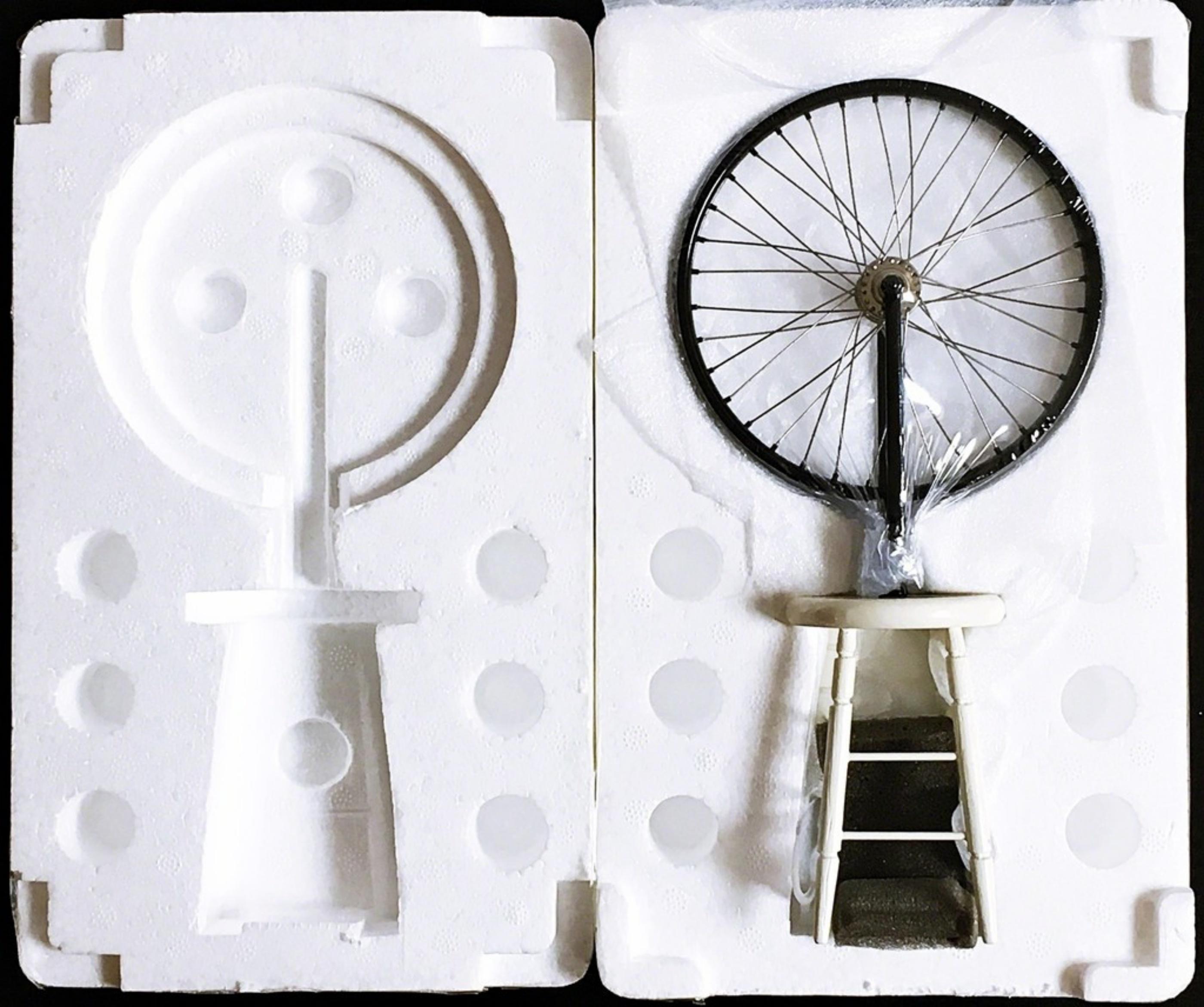 Nach Marcel Duchamp
Nachbildung eines Fahrrads aus dem Philadelphia Museum (Nachlass genehmigt), 2002
Rad und lackiertes Holz. Im Originalkarton
11 × 6 1/2 × 3 4/5 Zoll
In der Originalverpackung, die exklusiv für das Philadelphia Museum of Art in