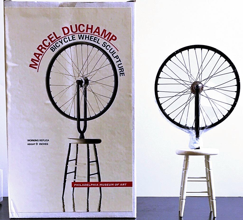 Bicycle Wheel Replik des Philadelphia Museums (genehmigt) (Dada), Sculpture, von Marcel Duchamp