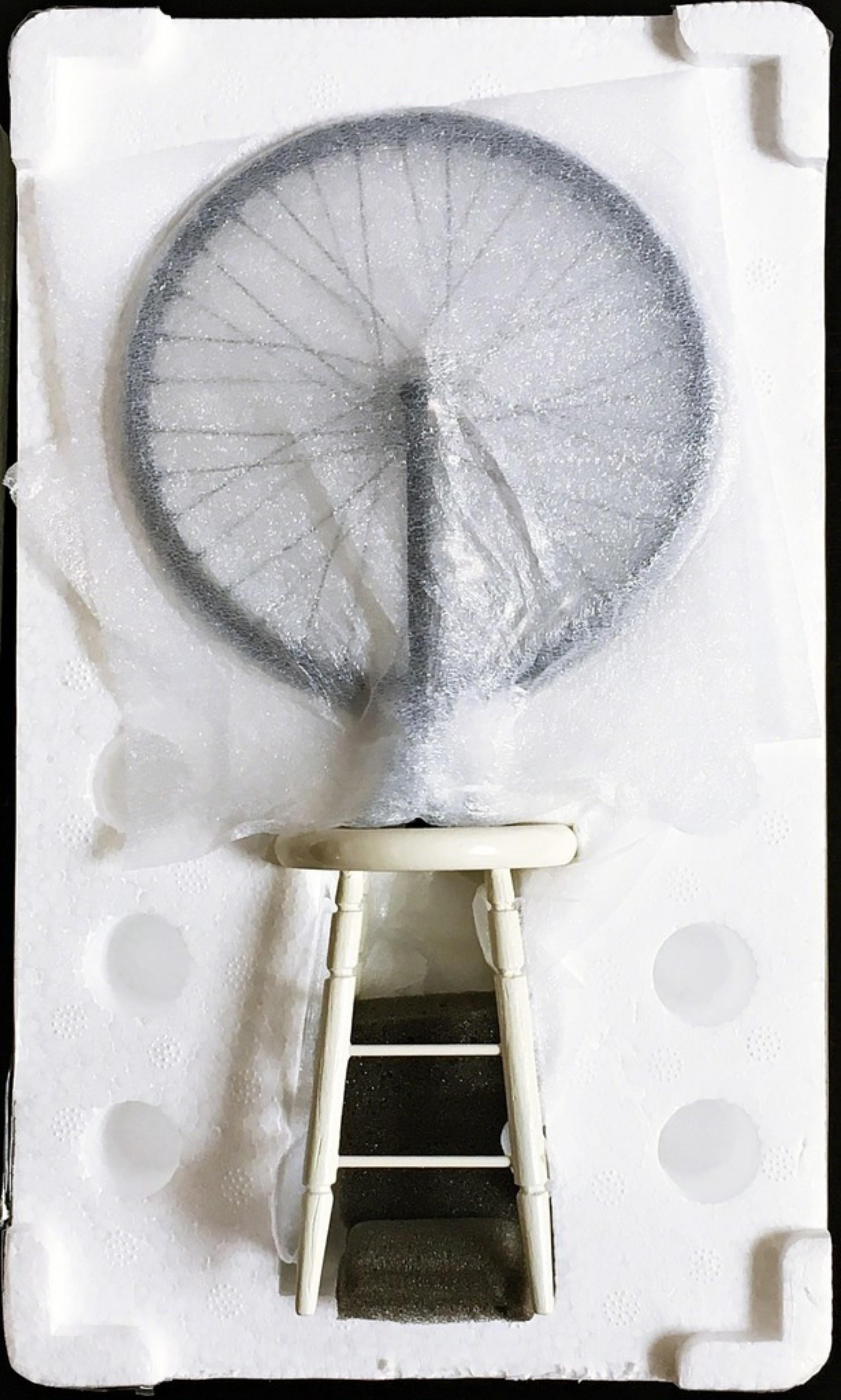 Nach Marcel Duchamp
Nachbildung eines Fahrrads aus dem Philadelphia Museum (Nachlass genehmigt), 2002
Rad und lackiertes Holz. Im Originalkarton
11 × 6 1/2 × 3 4/5 Zoll
In der Originalverpackung, die exklusiv für das Philadelphia Museum of Art in