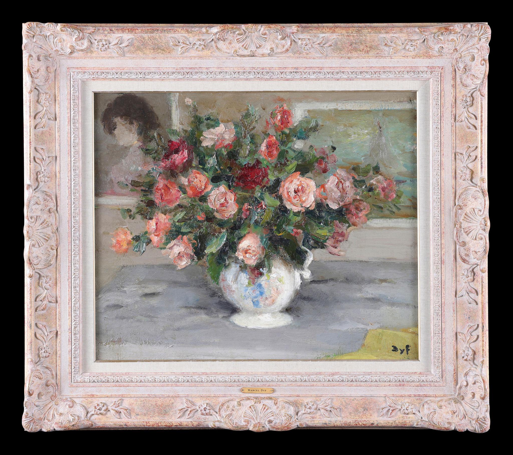 Marcel Dyf Still-Life Painting – Ein Stillleben mit Rosen in einer Keramikvase. Ein Öl auf Leinwand