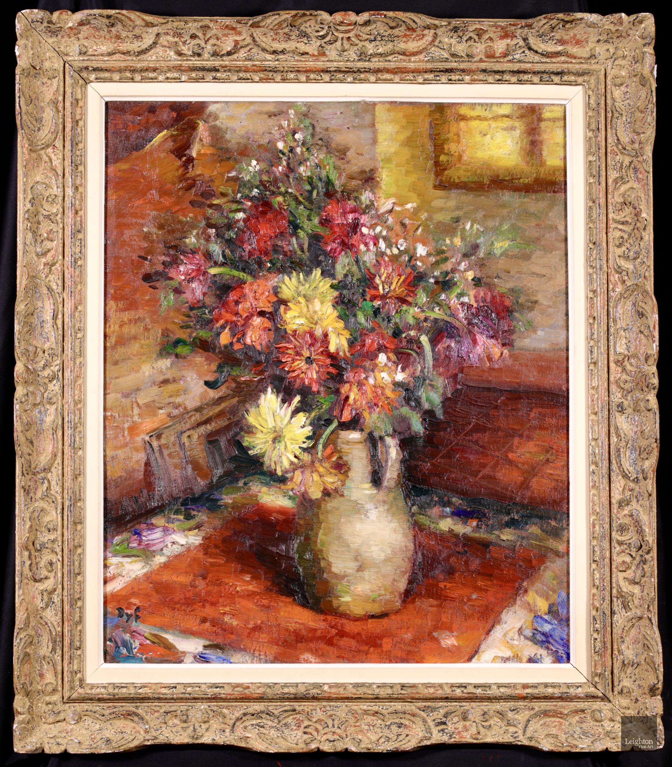 Großes signiertes Blumenstillleben in Öl auf Leinwand um 1950 von dem französischen postimpressionistischen Maler Marcel Dyf. Das Werk zeigt einen Strauß Dahlien in Rot- und Gelbtönen in einem goldenen Krug, der auf einem Tisch am Fenster
