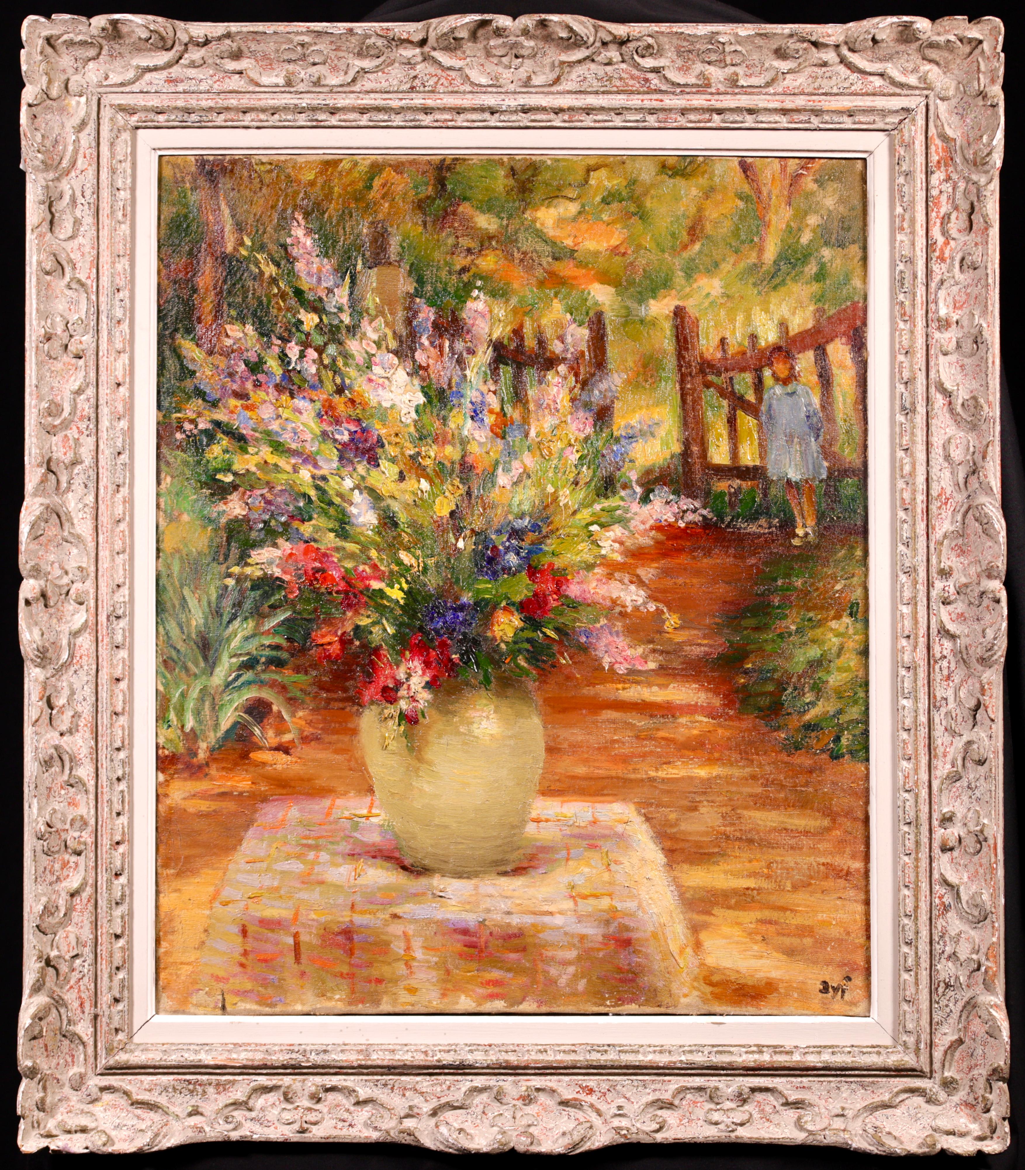 Nature morte post impressionniste signée, huile sur toile circa 1940 du peintre impressionniste français Marcel Dyf. L'œuvre représente un vase rempli de fleurs de toutes les couleurs posé sur une table dans un jardin. Au loin, une jeune fille vêtue