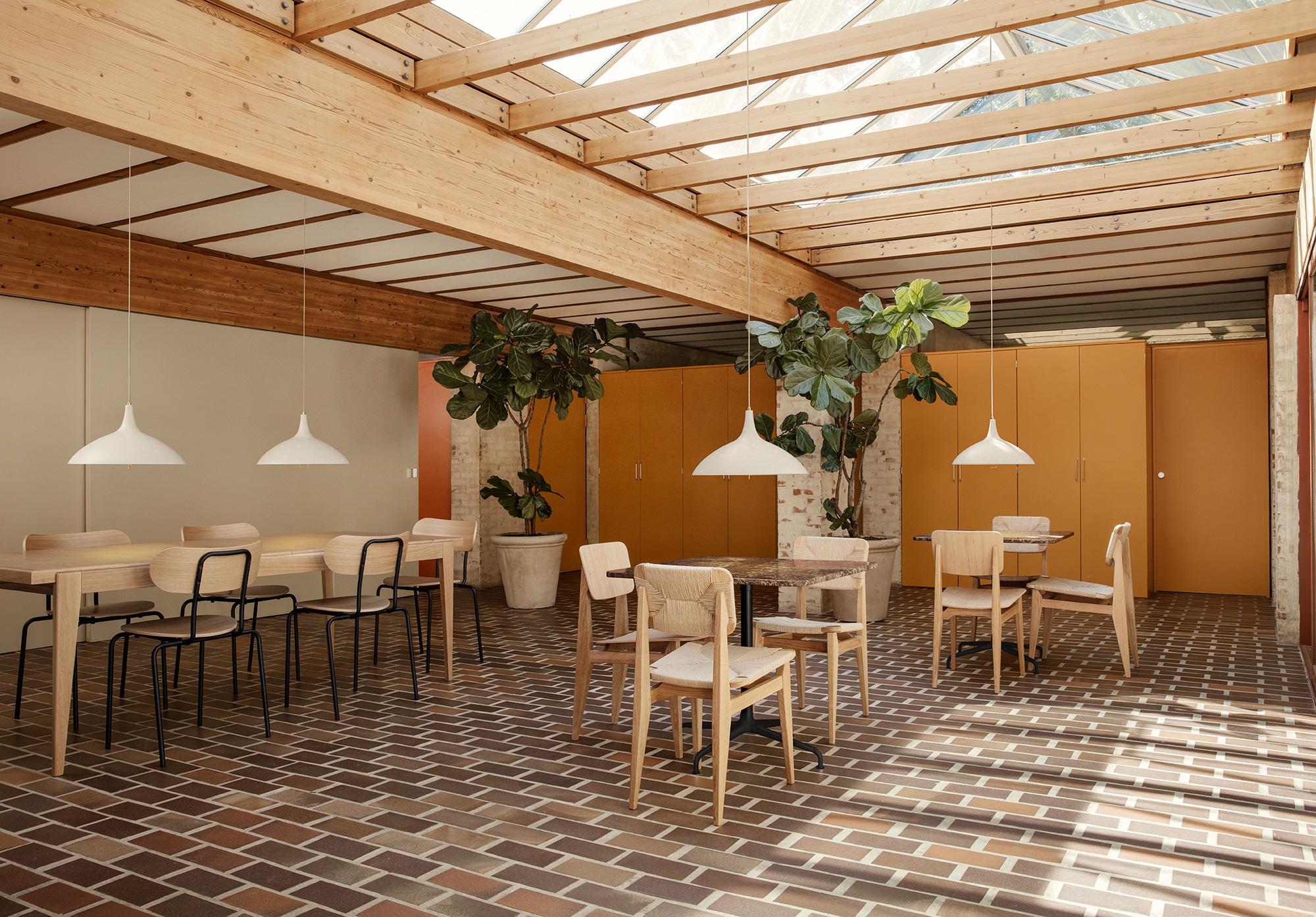 Sedia da pranzo 'C-Chair' di Marcel Gascoin in noce americano oliato C.C. per Gubi in vendita 2