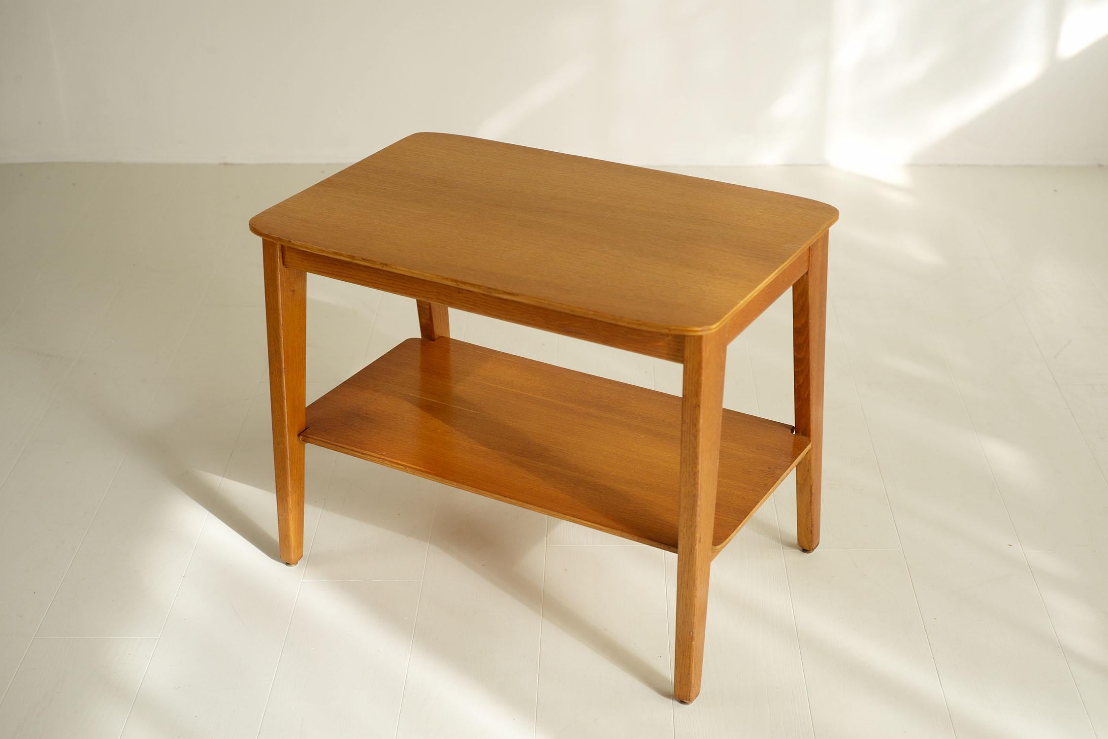 Marcel Gascoin (1907-1986), “TE” table in light oak, ARHEC edition, France 1950.
Father of Rationalism and major player in French Reconstruction, Marcel Gascoin designs quality furniture with clean lines with his design office, ARHEC (Rational