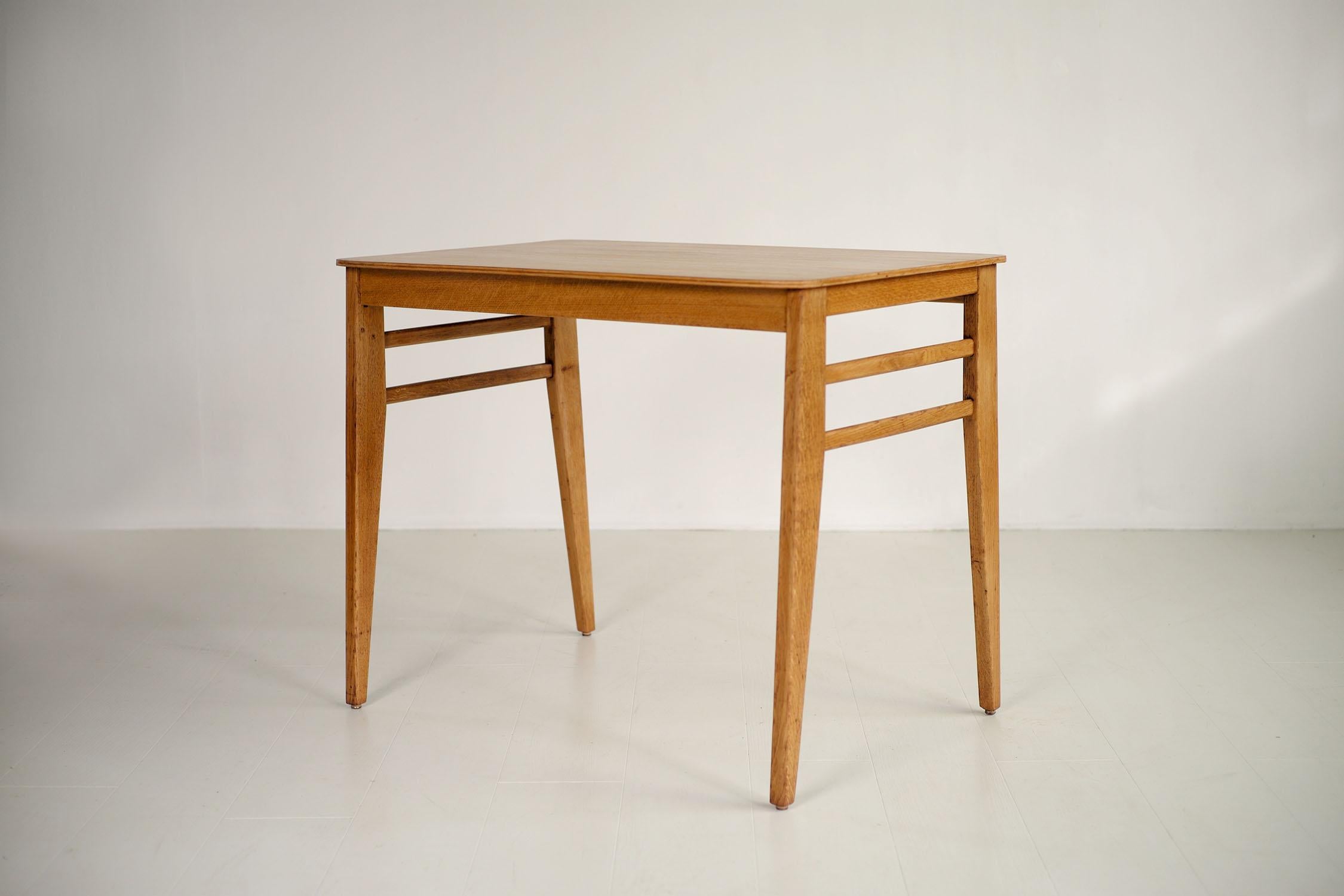 Marcel Gascoin (1907-1986), “TC” table in light oak, ARHEC edition, France 1950.
Father of Rationalism and major player in French Reconstruction, Marcel Gascoin designs quality furniture with clean lines with his design office, ARHEC (Rational