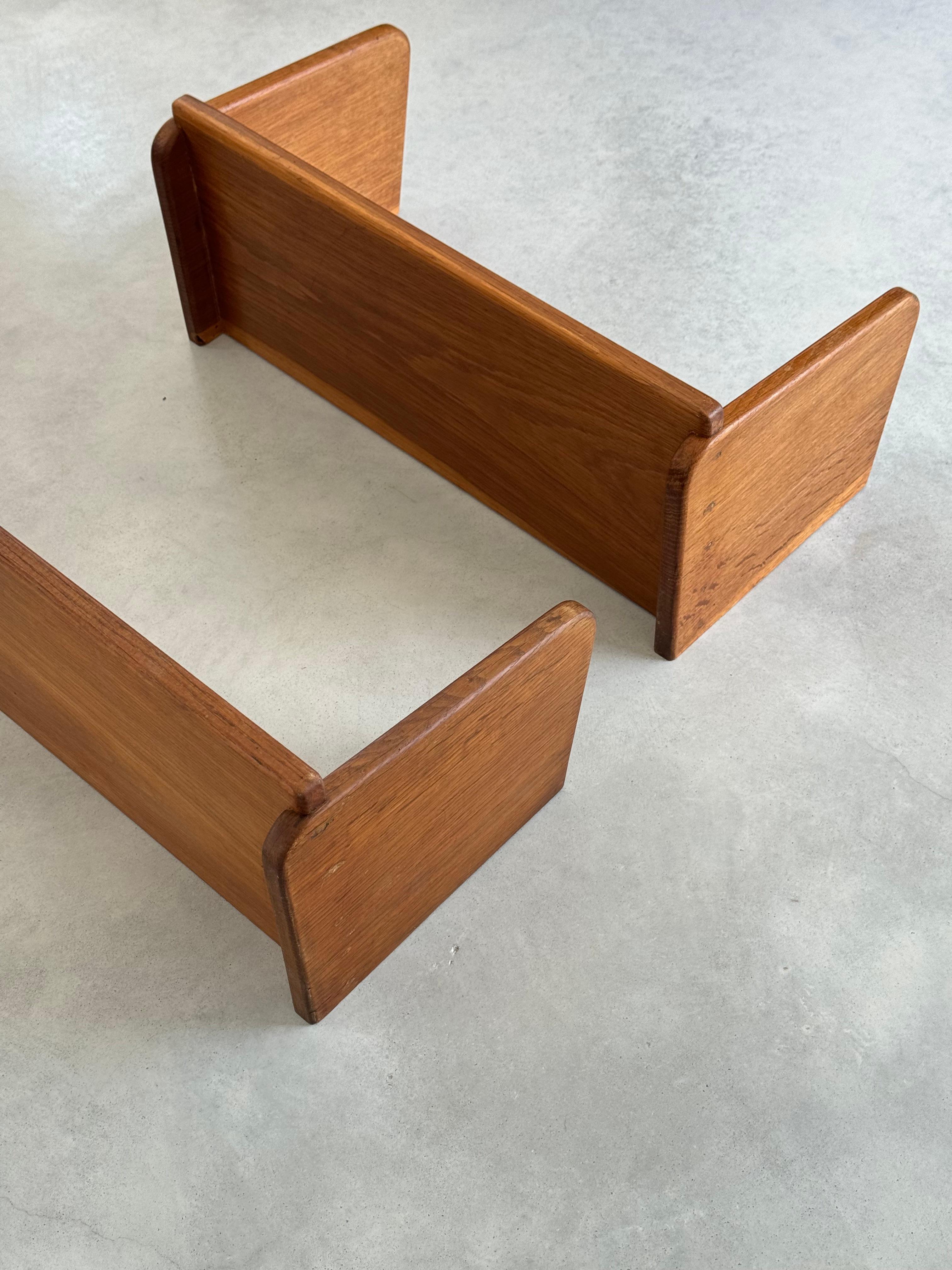 A pair of solid oak shelves with invisible fixing.
Created by French architect and decorator Marcel Gascoin circa 1950s.
Functional and airy design.

Good condition. Wear consistent with age and use.
The sale price is for both shelves.

Measurements