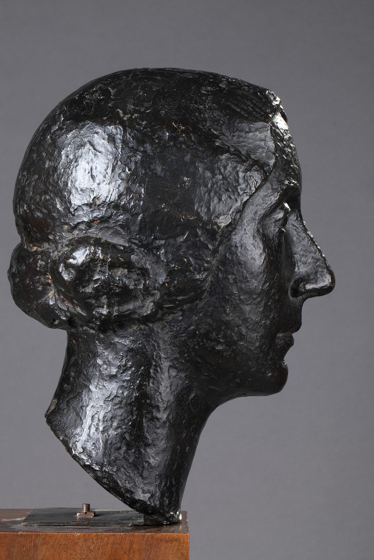 Retrato de mujer
por Marcel GIMOND (1894-1961)

Bronce con pátina marrón oscura matizada
firmado en el cuello con el monograma 
