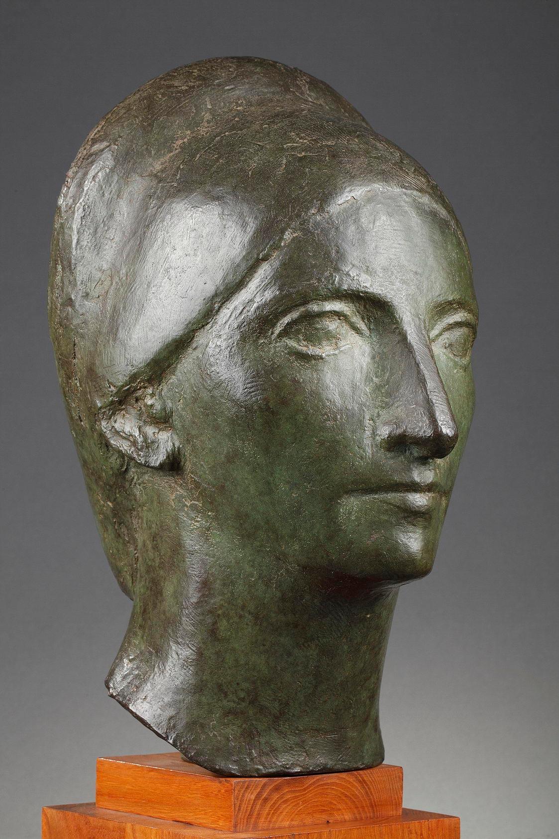 Portrait of Suzanne Vérité
by Marcel GIMOND (1894-1961)

Bronze sculpture with a nuanced green patina
signed on the neck 