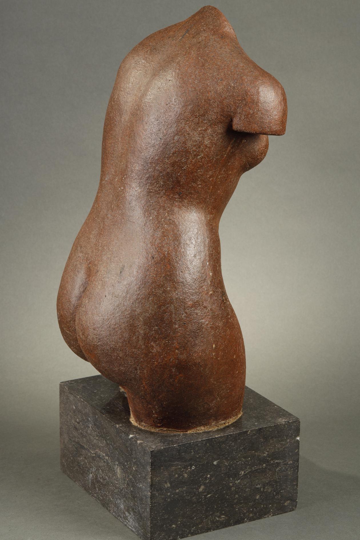 Torso einer Frau
von Marcel GIMOND (1894-1961)

Avery fein nuancierte Skulptur aus braunem Schamottesandstein
erhoben auf einem dunkelgrauen Marmorsockel
signiert auf dem Arm mit dem Monogramm 