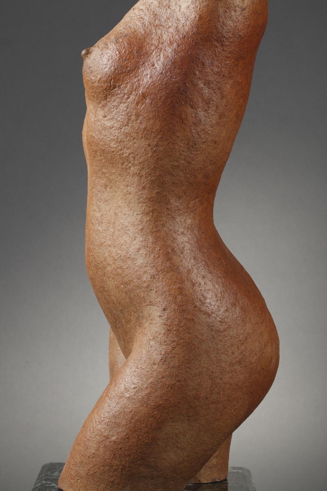 Torso d'une femme
par Marcel GIMOND (1894-1961)

Une sculpture en grès chamotté brun très nuancé
sur un socle en marbre vert
signé sur le bras avec le monogramme 