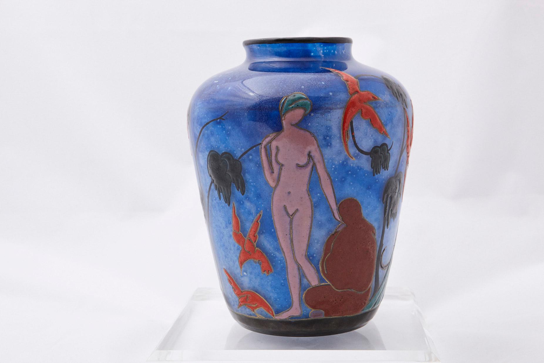 Beau vase de forme ovoïde, en verre translucide teinté de bleu et émaillé, représentant trois femmes nues avec une panthère noire et des oiseaux rouges. 
Signé M. Goupy sur la face inférieure, vers 1925. Excellent état. 
Marcel Goupy (Français,