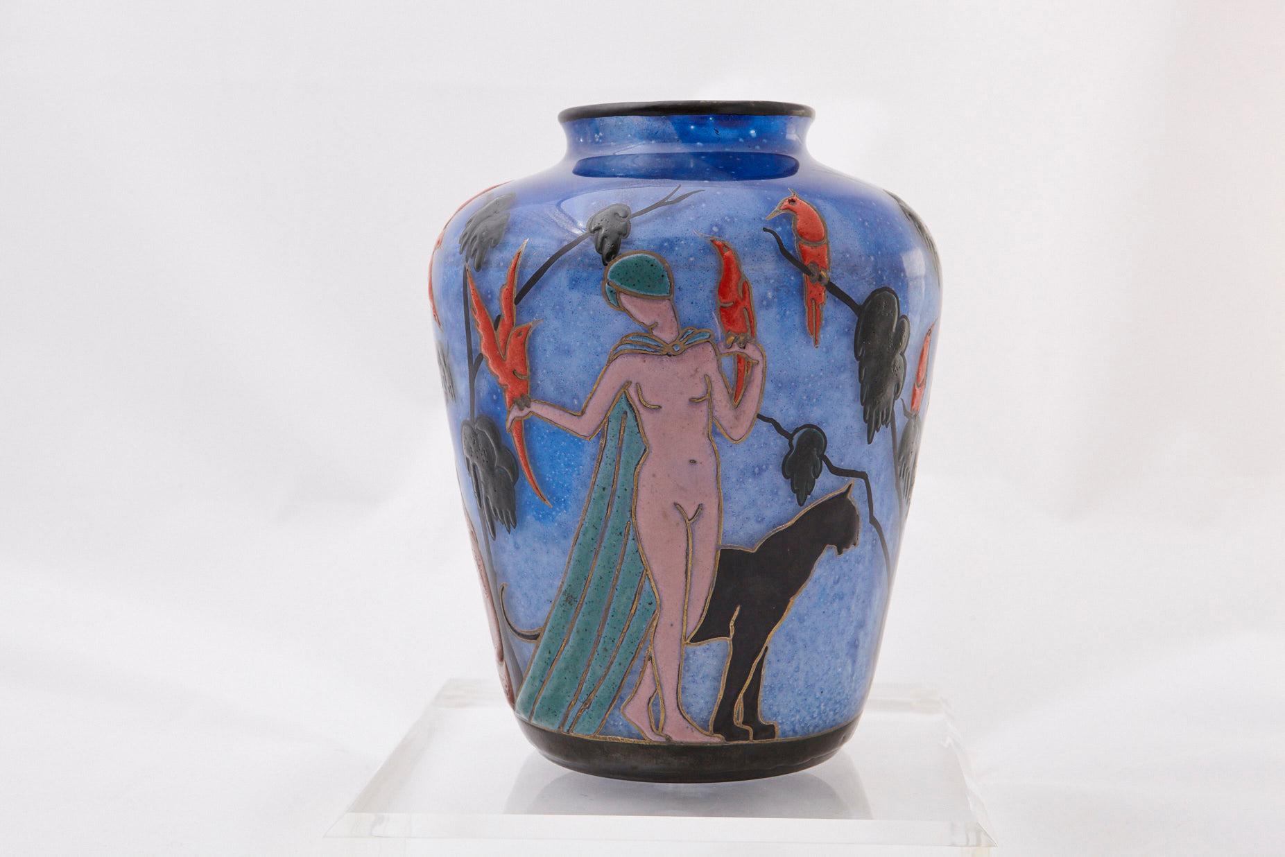 Français Vase en verre émaillé Marcel Goupy représentant trois femmes nues, vers 1925 en vente